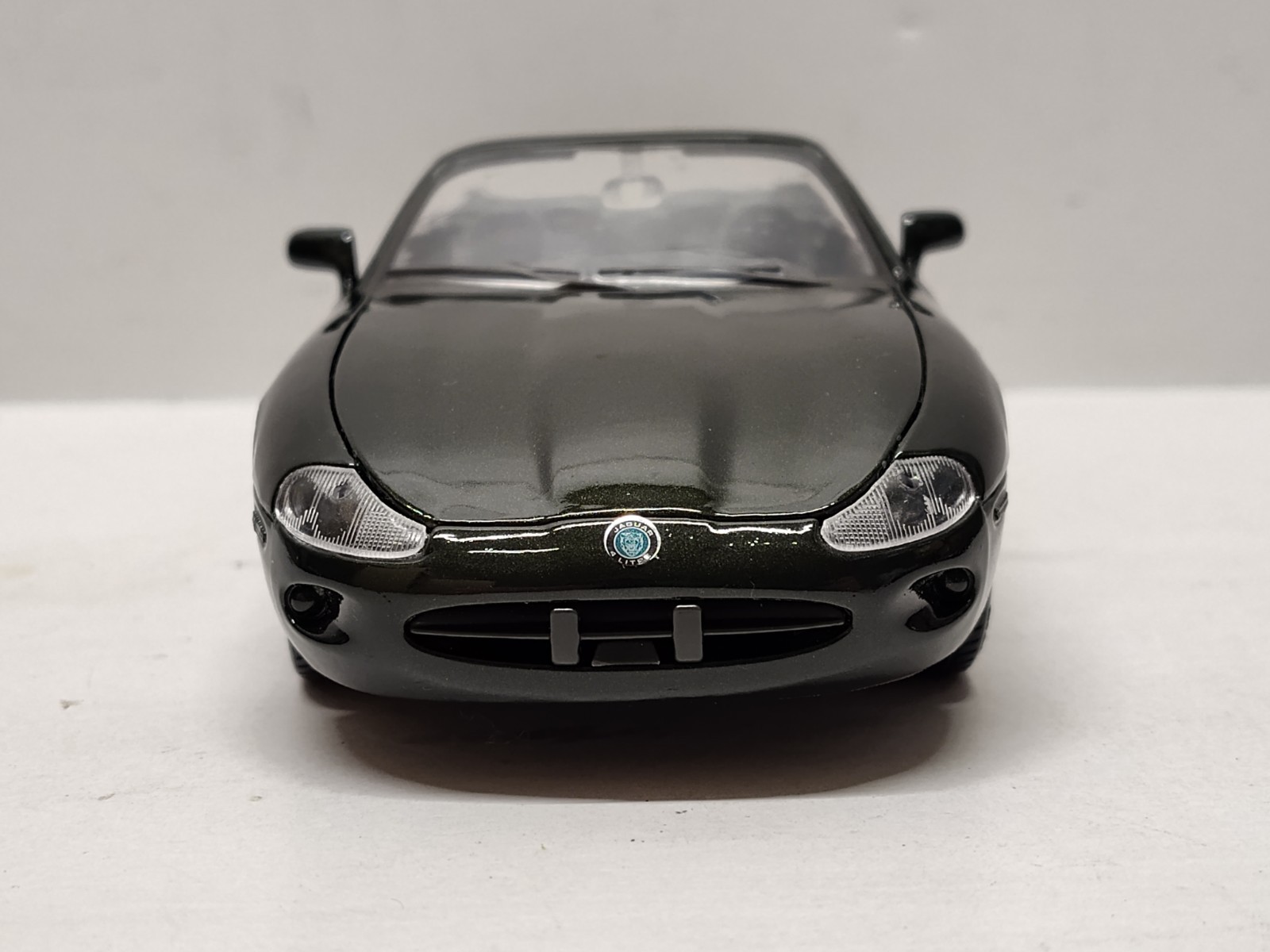 Maisto 1996 Jaguar XK8 Convertible Roadster 1:24 Scale Diecast Car Dk Green Toy