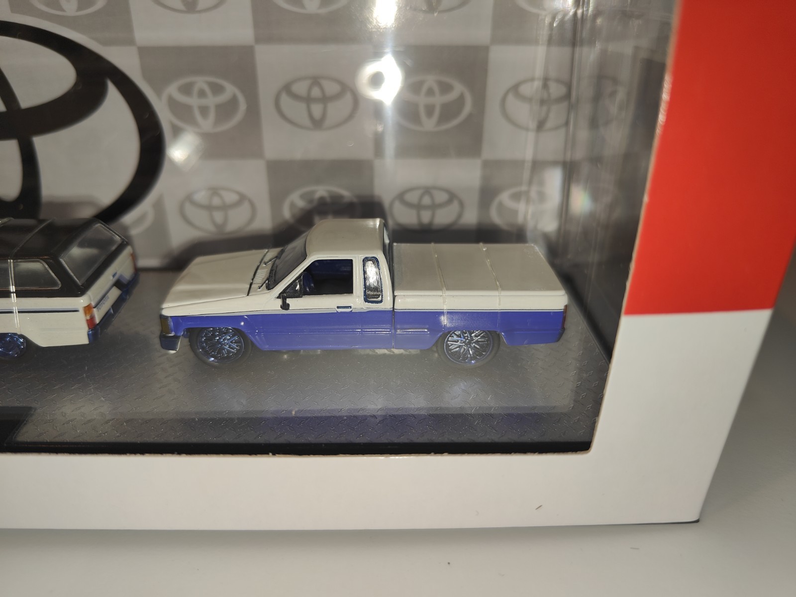 NEW M2 Machines Hauler Toyota 1985 Toyota Trucks – CHASE – IN HAND
