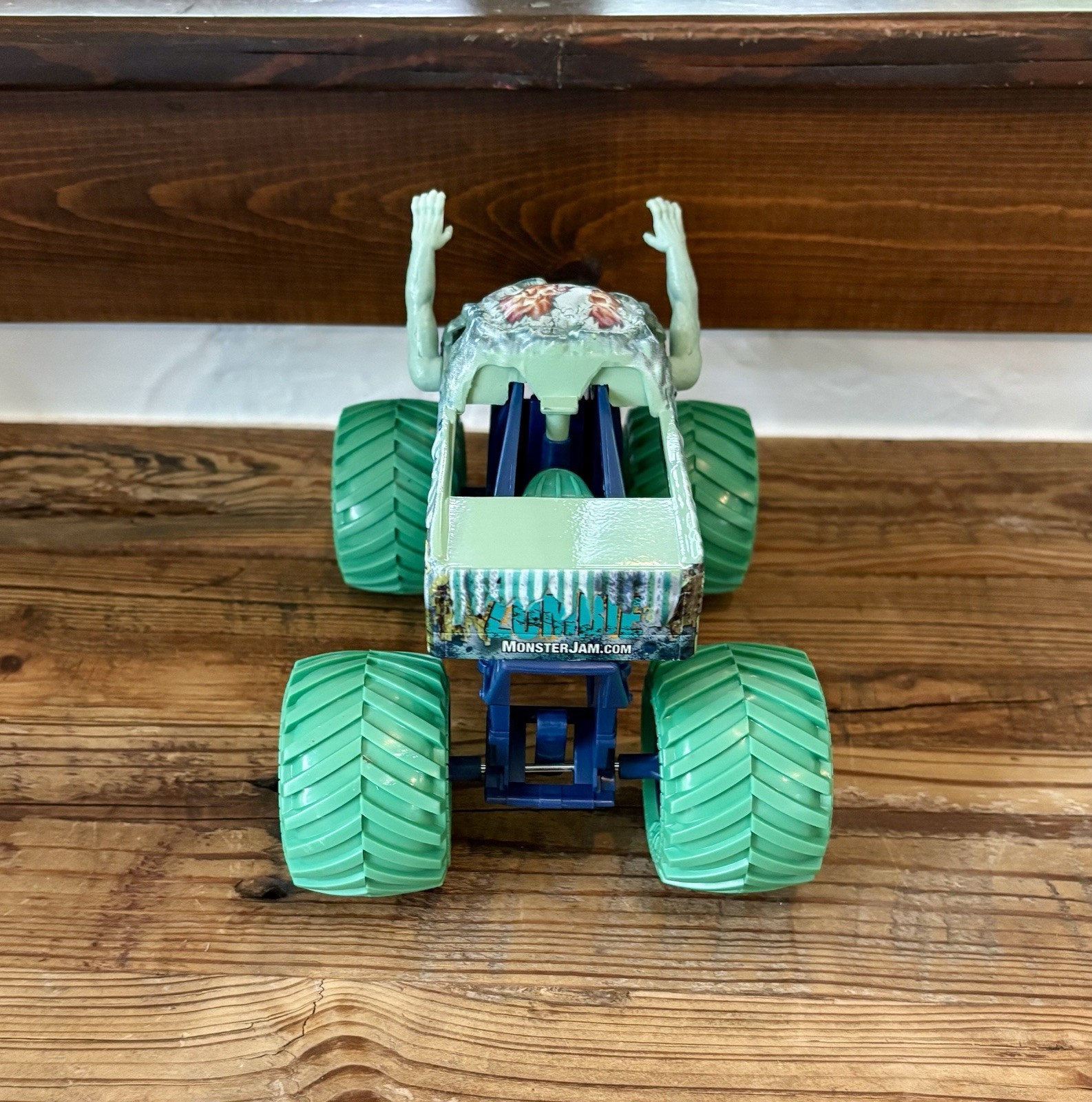 Spin Master Monster Jam RIPTIDE RAMPAGE ZOMBIE Truck 1:24 New