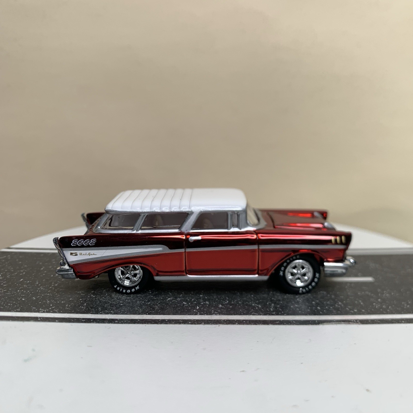 2002 Johnny Lightning Holiday Classics 1957 Chevy Nomad Wagon Red Chrome 1:64 NM