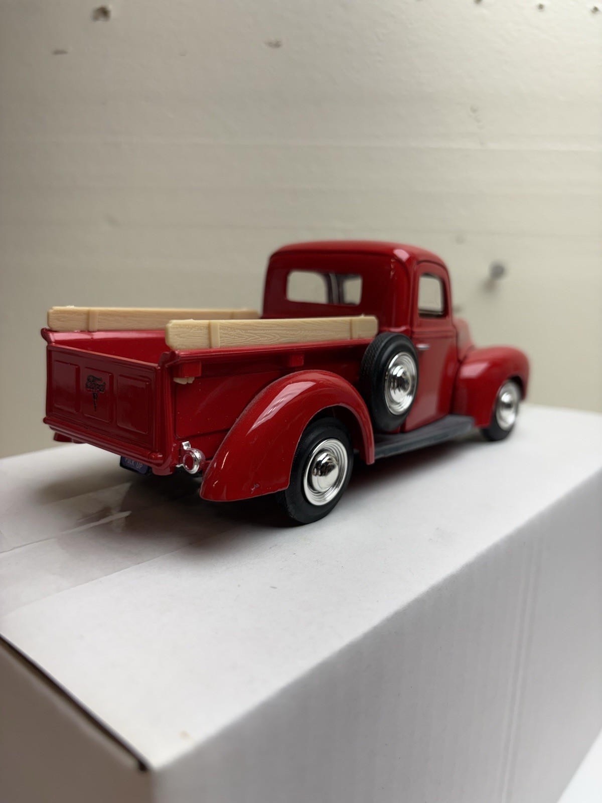 1940 Red Ford Pickup Truck – 1:24 Scale Diecast Motormax, No. 68062