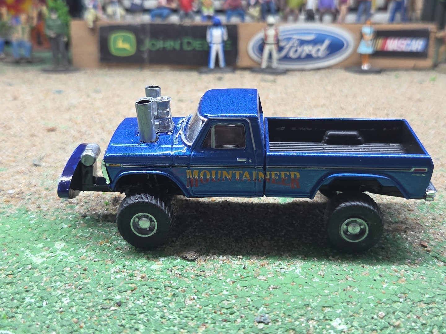 CUSTOM BUILT 1:64 GreenLight 1979 FORD HOT ROD PULLING TRUCK ertl puller dcp 460