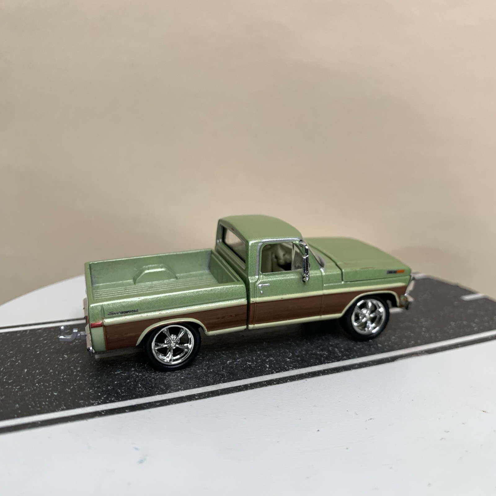 Greenlight 1972 Ford F-100 Pickup Truck Green w/Wood Panel Detail 1:64 NM