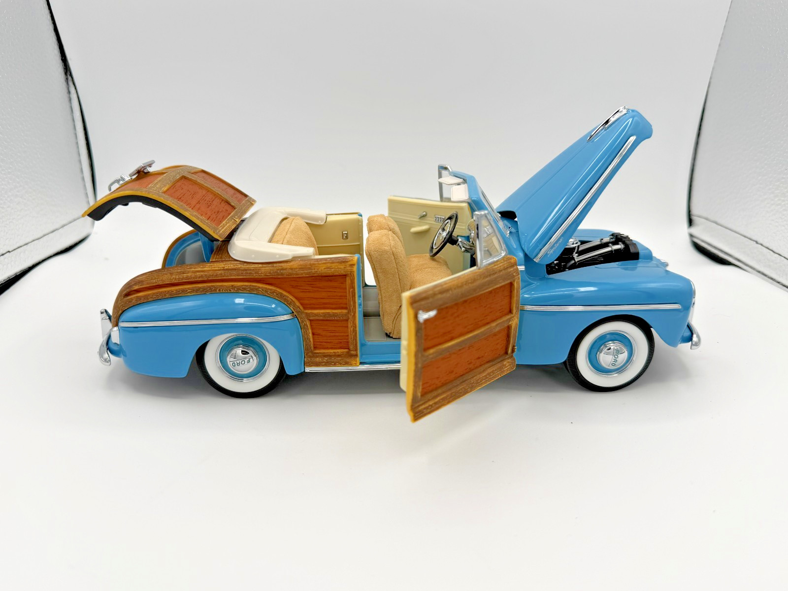 Signature Models Ford Sportsman Super Deluxe 1946 Blue Wood Panel Loose 1/18