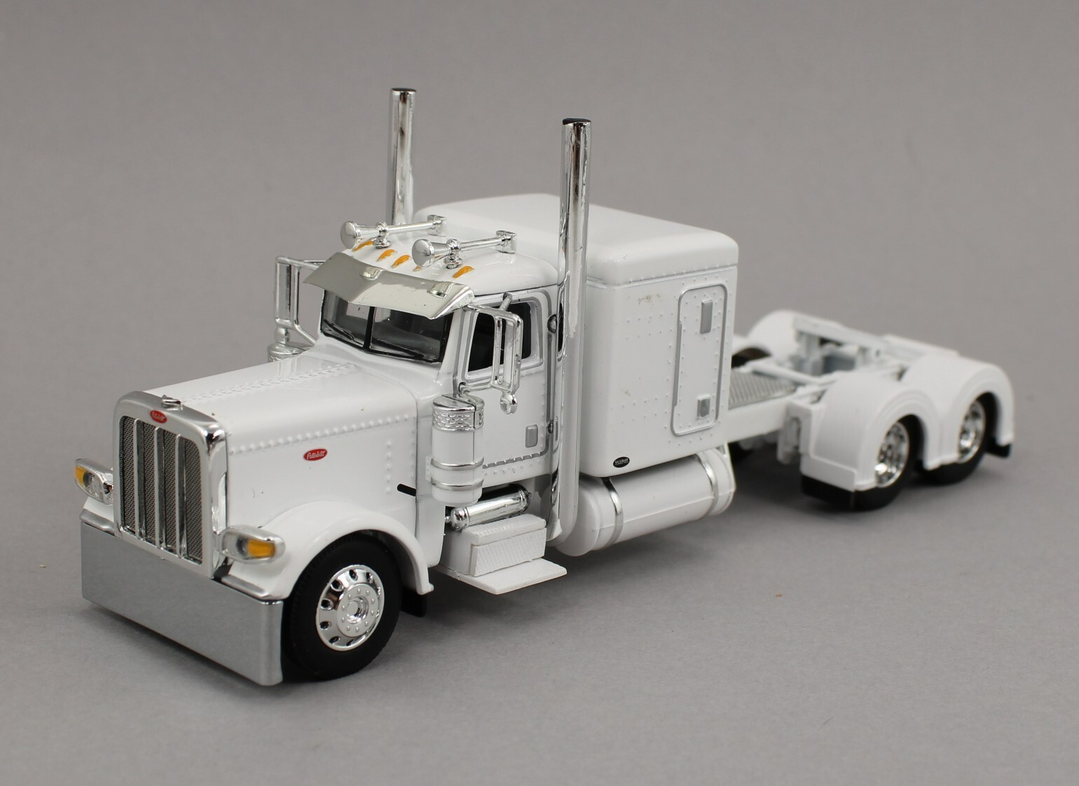 DCP 1:64 *WHITE* Peterbilt 389 63″ Flattop w/LANDOLL 440 Traveling Axle Trailer