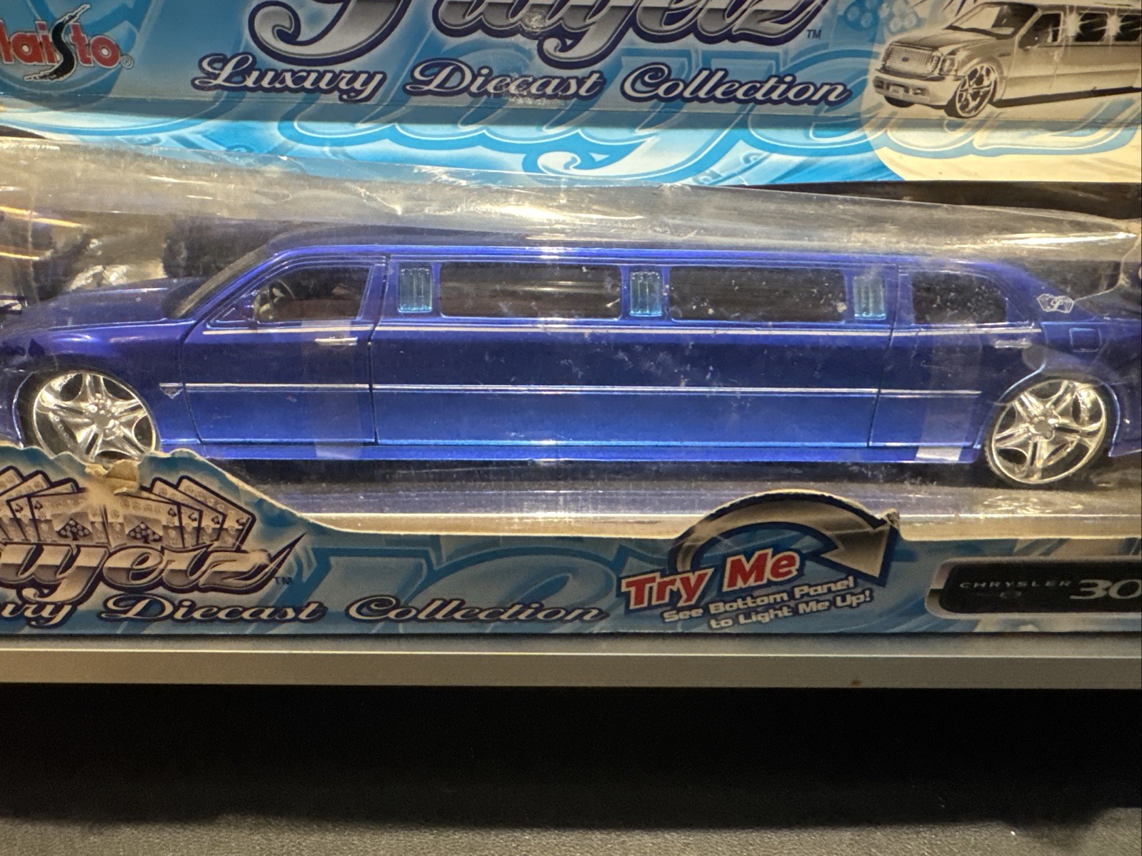 Maisto Playerz 2005 Chrysler 300C Hemi Limousine Blue 1/24