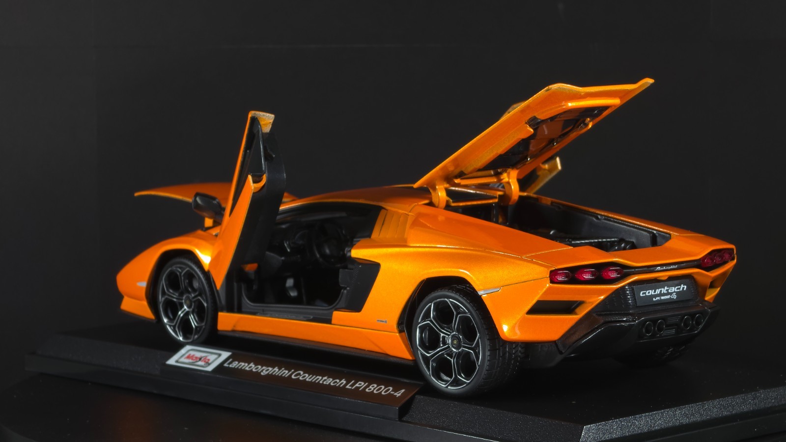 Lamborghini Countach LPI 800-4 1:18 Maisto Exclusive Style Special Edition