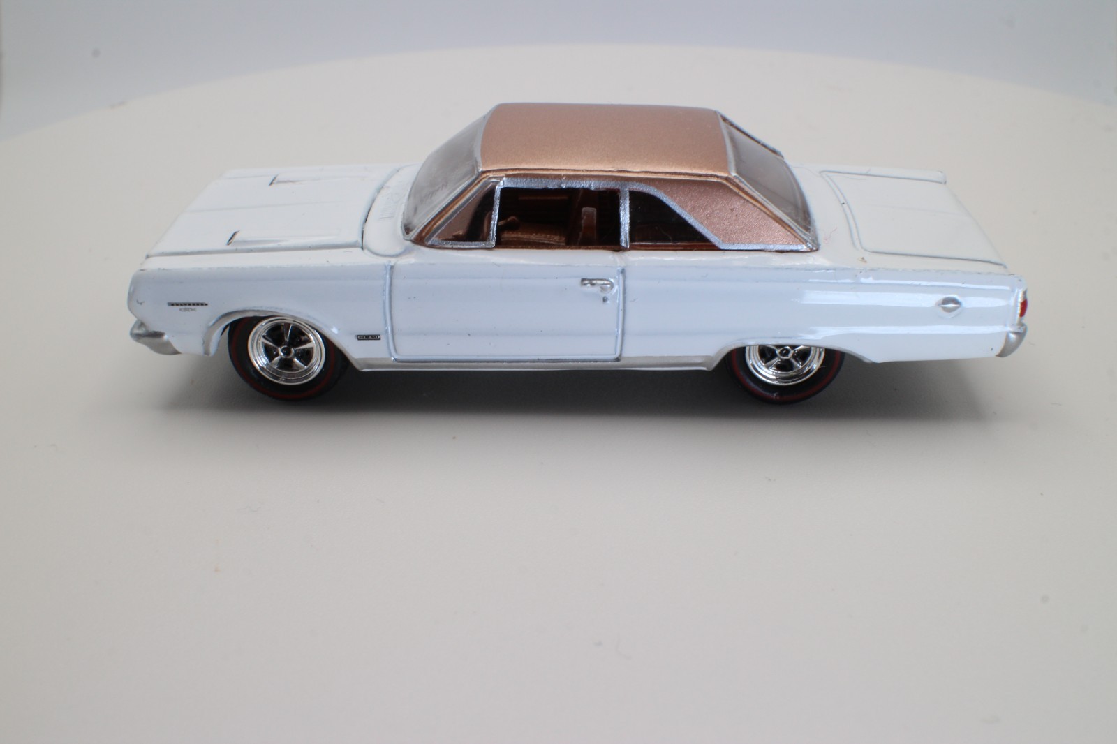 Johnny Lightning 1966 Plymouth Satellite White Copper Roof 1:64 Loose
