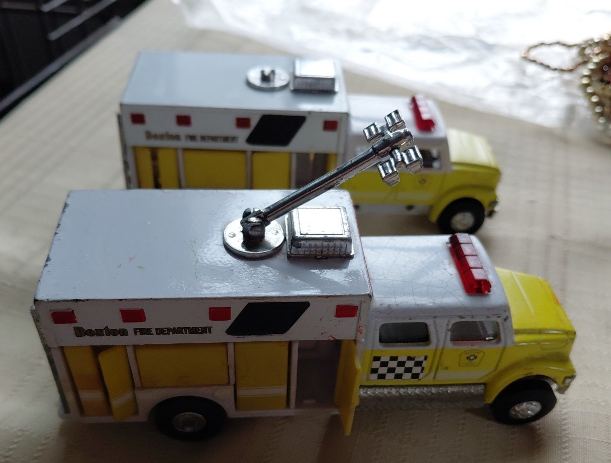 Road Champs International Boston Fire Department Rescue Truck pair 1:64