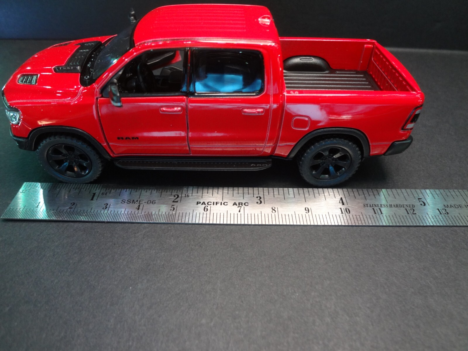 1:46 Scale 2019 Dodge RAM 1500 red – Loose