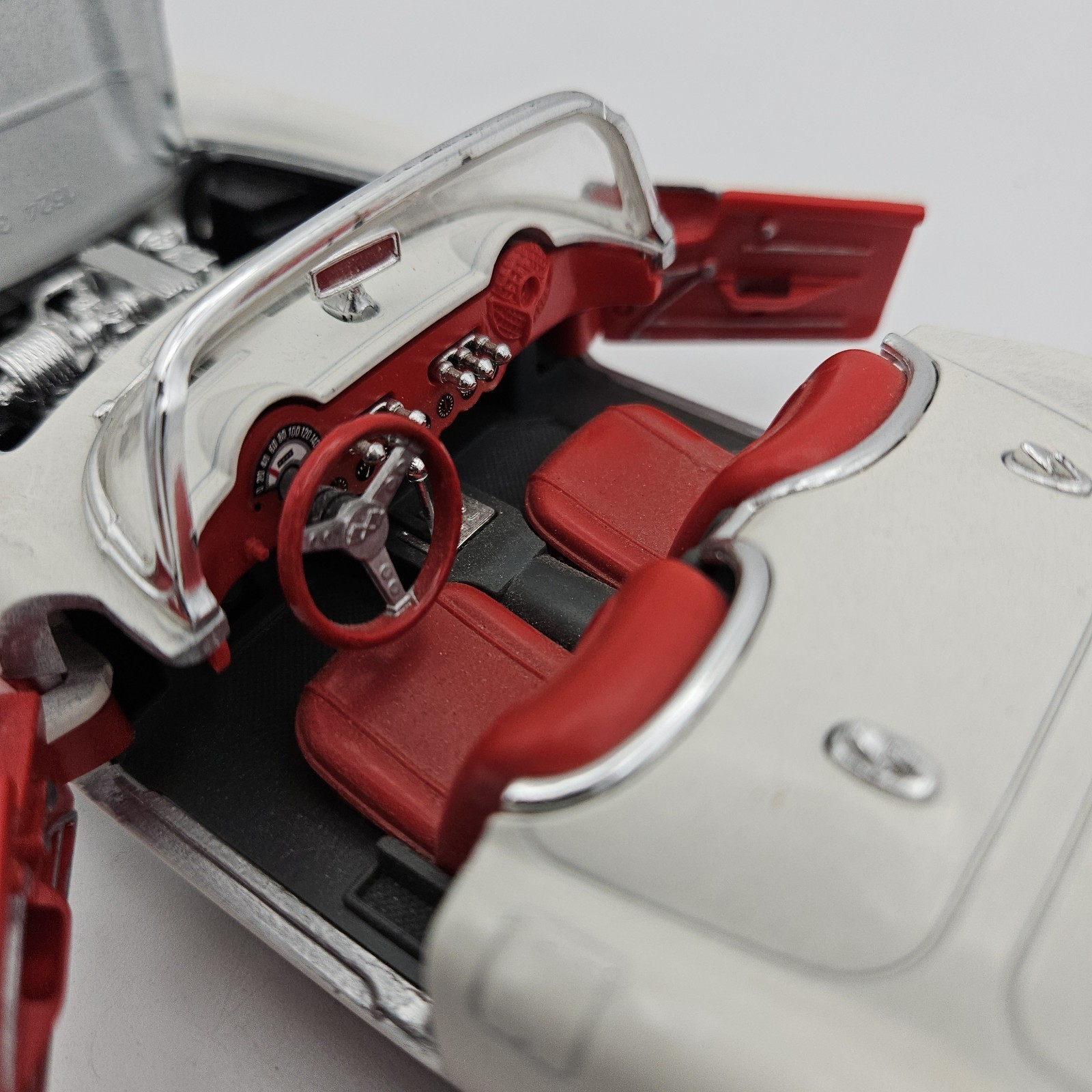 Burago 1:24 Diecast 1957 Chevrolet Corvette White & Red No Box