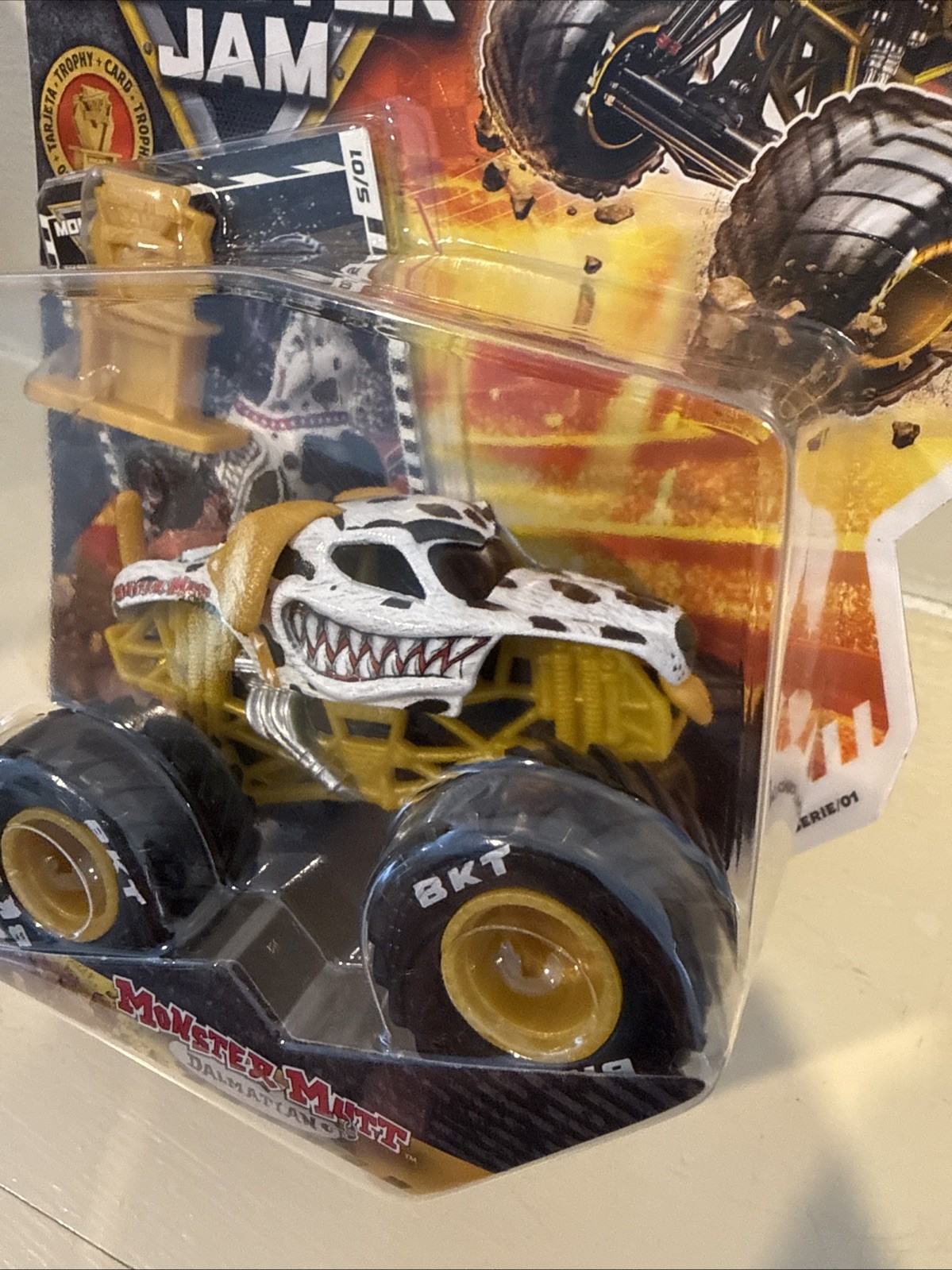 SPIN MASTER MONSTER JAM GOLD TROPHY CARD SERIES MONSTER MUTT SERIES 01 NEW 2026