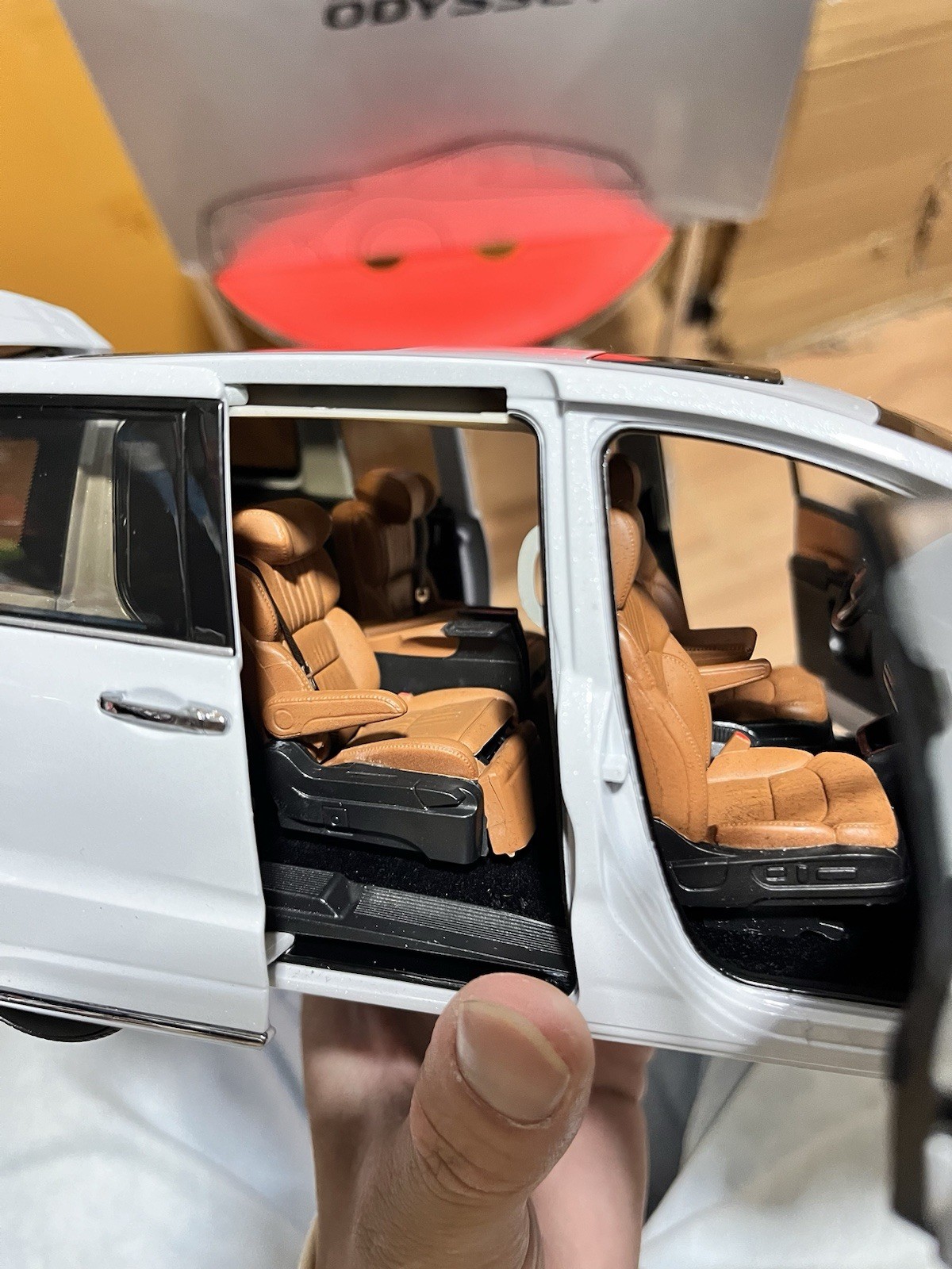 1:18 Scale Honda Odyssey Absolute Black Edition White Diecast Model With Base