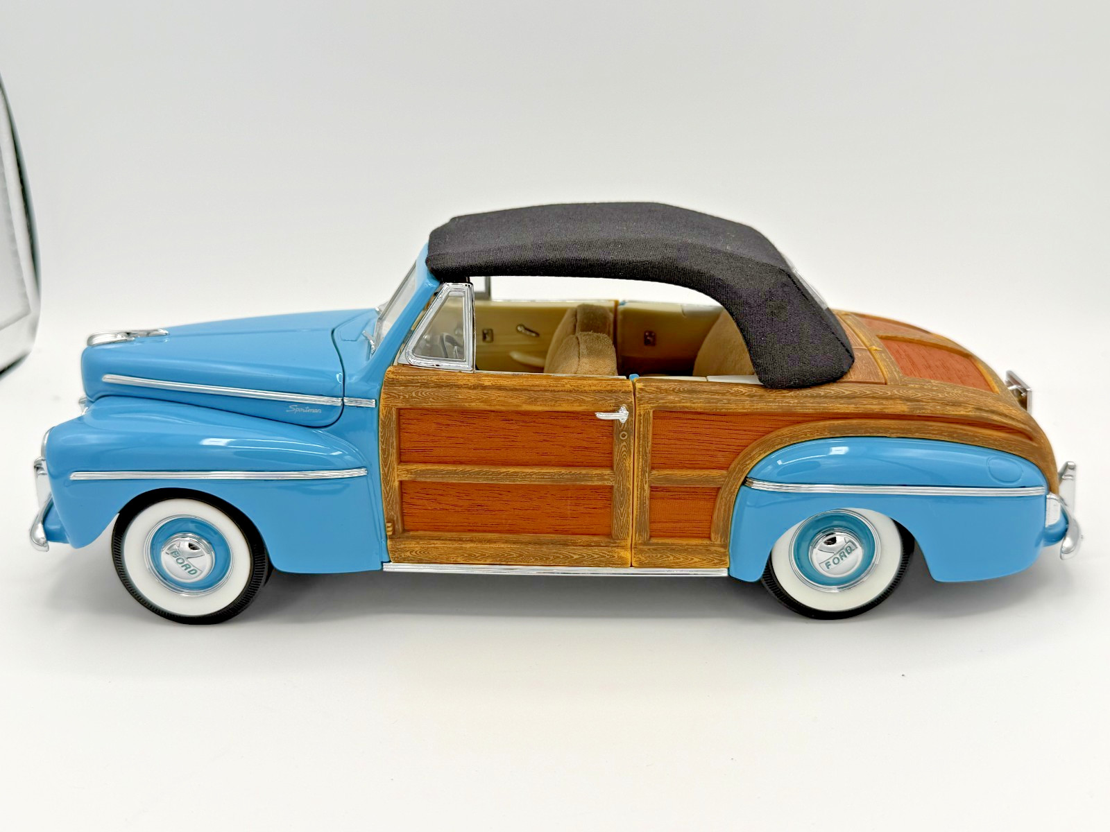 Signature Models Ford Sportsman Super Deluxe 1946 Blue Wood Panel Loose 1/18