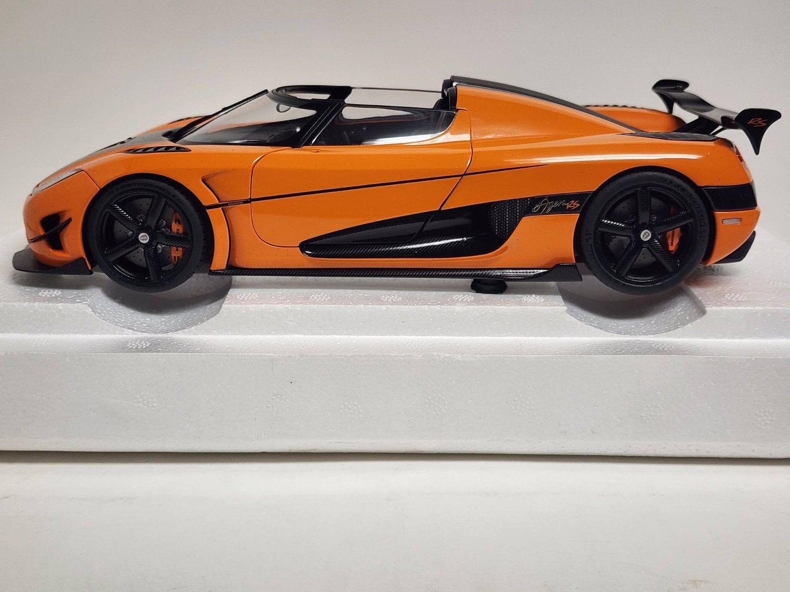 AUTOart: 1/18 autoart model car – Koenigsegg One 1 Agera RS, cone orange/black.