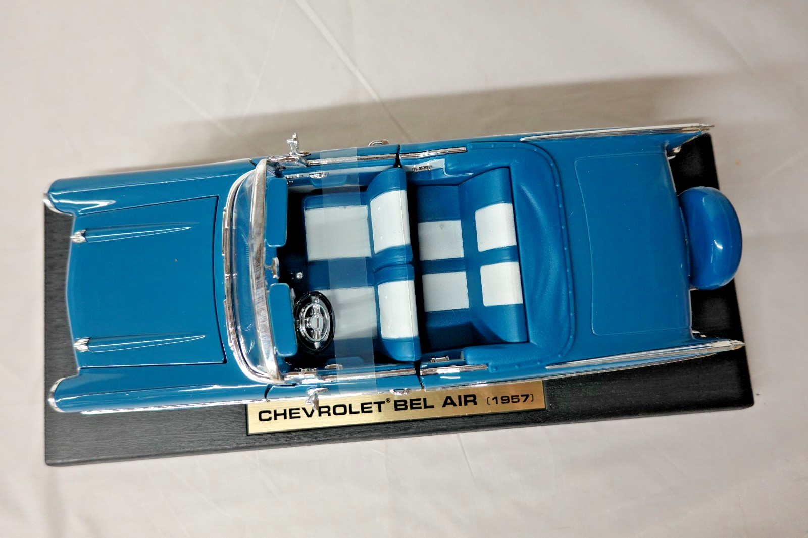 Yat Ming 92108 1957 Blue Chevrolet Bel Air Convertible Road Legends 1:18 Scale