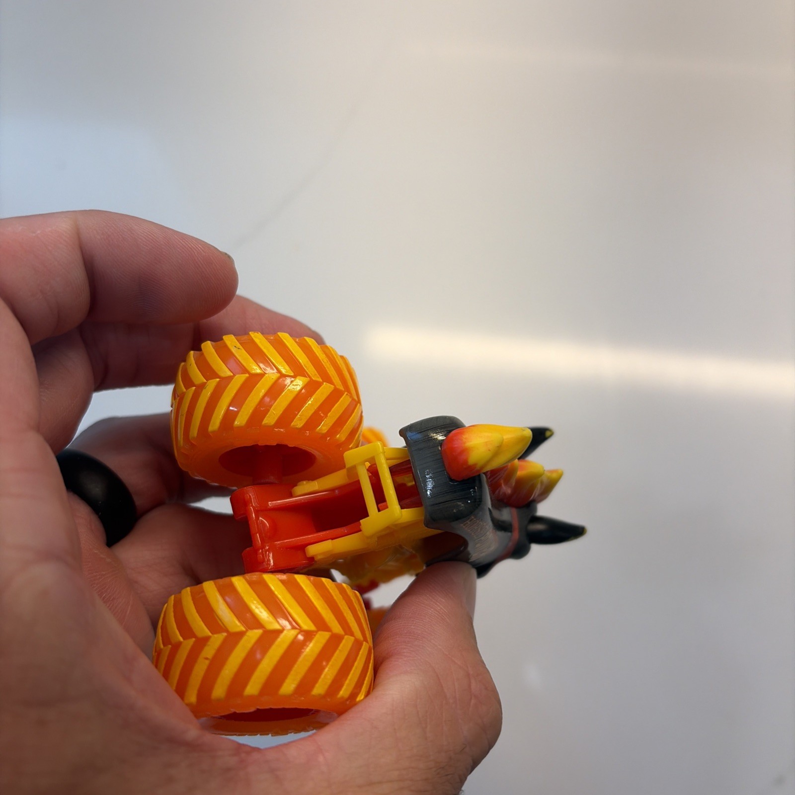 Spin Master Monster Jam Horse Power Fire & Ice Truck 1:64 Orange Wheels (read)