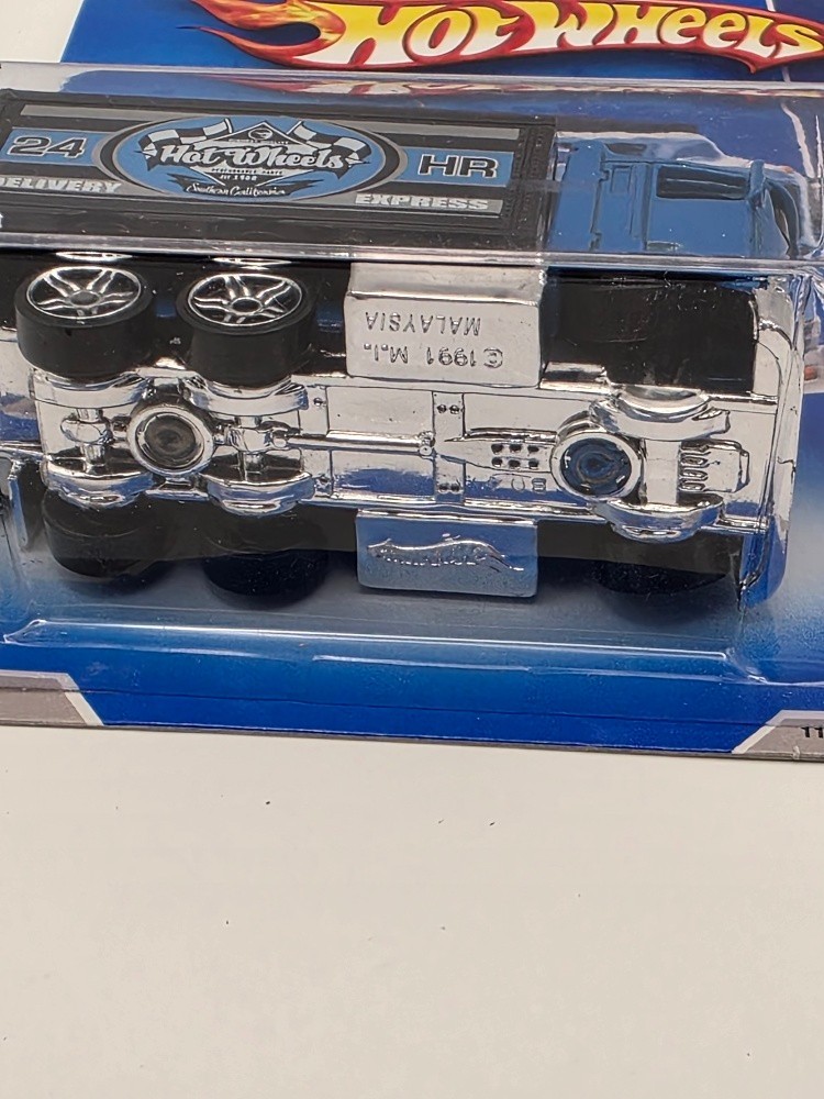 HOT WHEELS 2009 HW CITY WORKS 8/10 – HIWAY HAULER BLUE AND BLACK (WN) (TOTE 4)