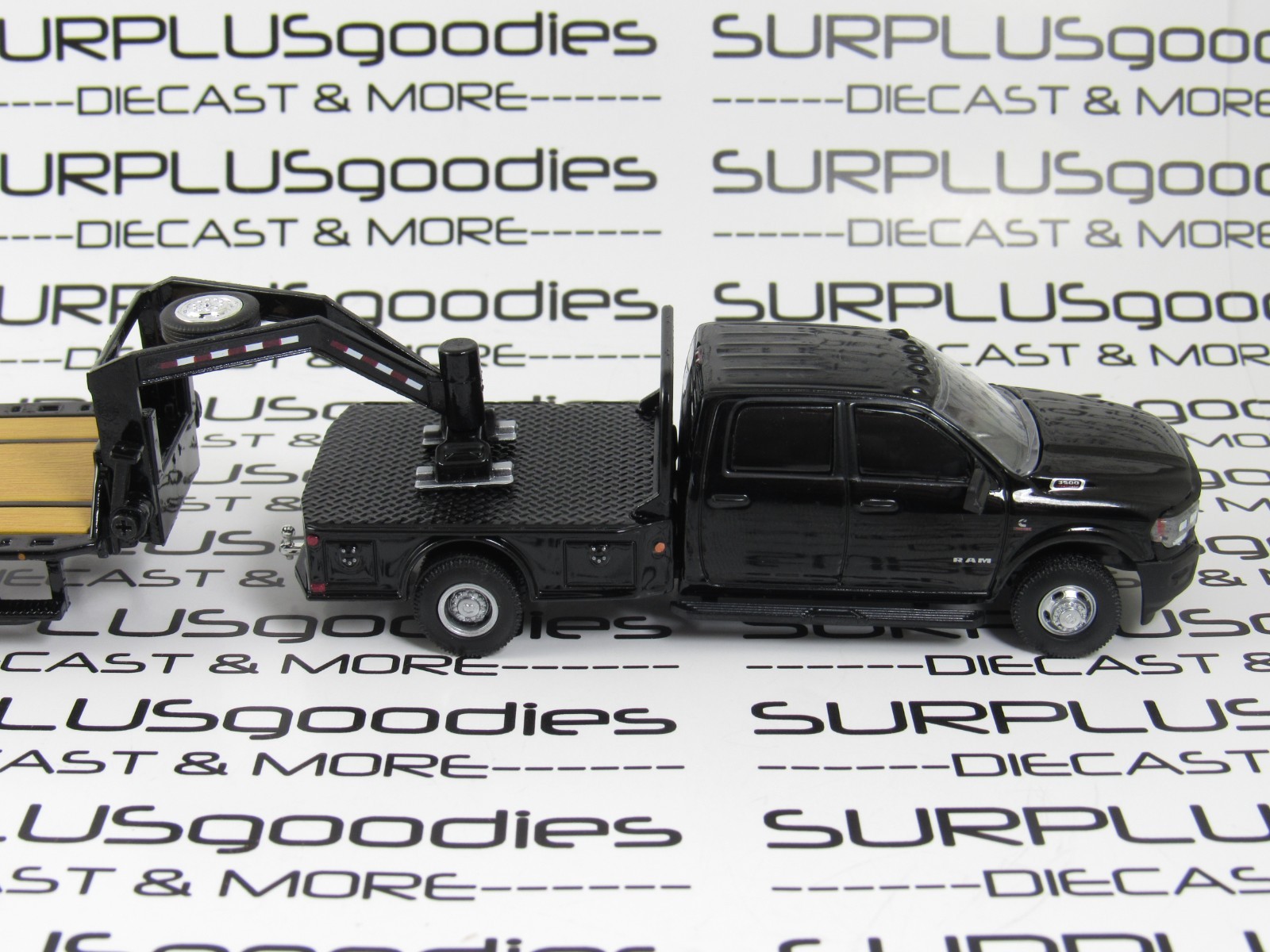 Greenlight 1:64 Black 2023 DODGE RAM 3500 Dually Flatbed w/Gooseneck Trailer