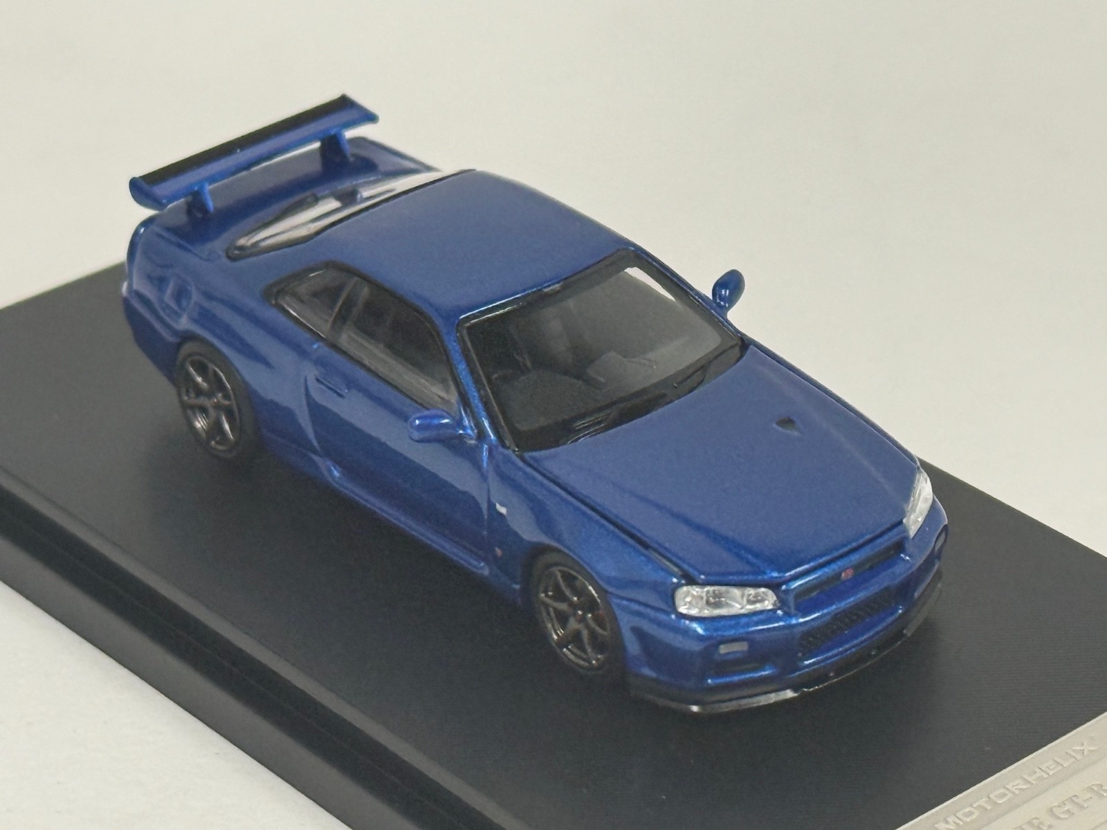 1/64 Motorhelix Nissan Skyline GT-R R34 V Spec II in Blue Titanium Wheels 64-004