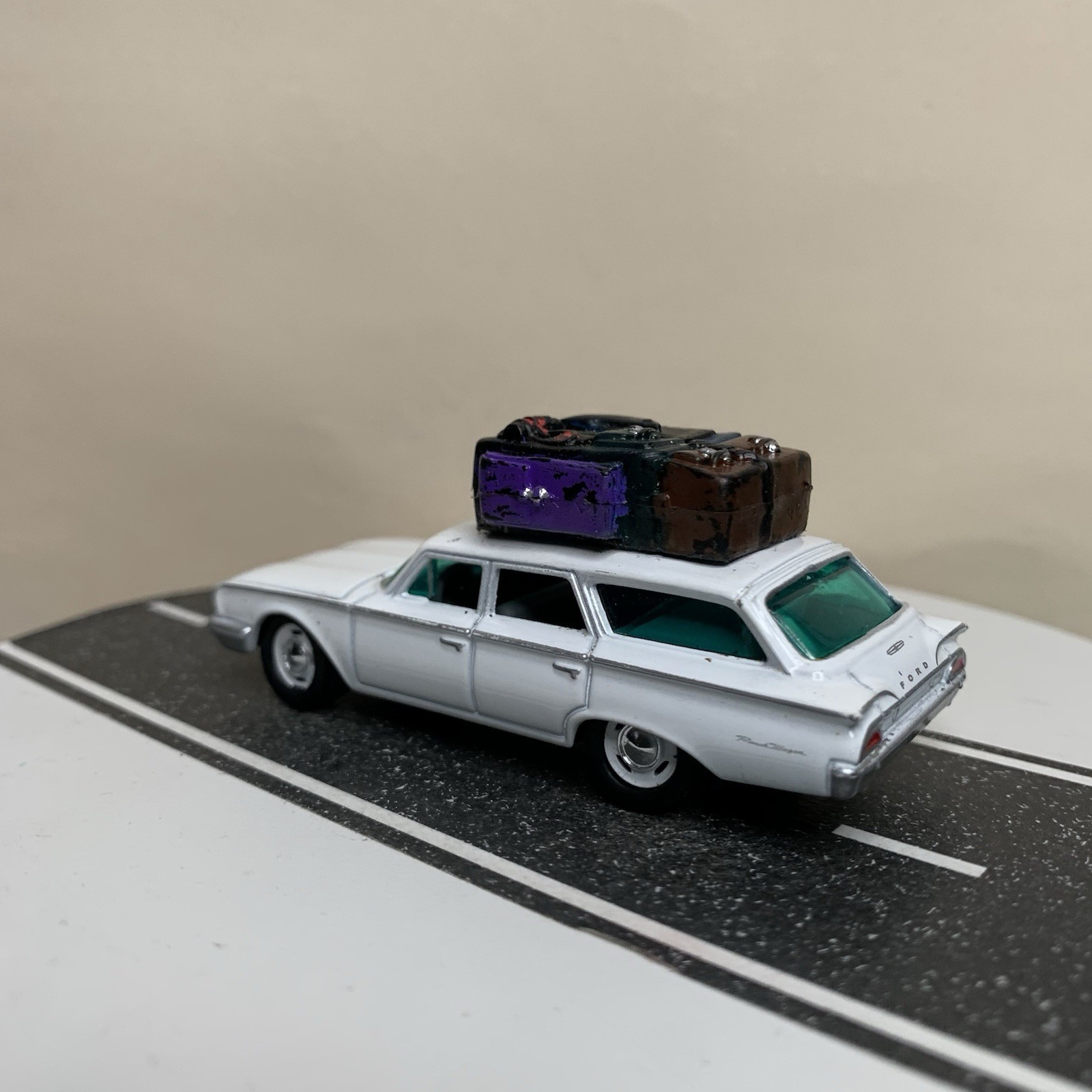 CUSTOM Johnny Lightning 1960 Ford Ranchero Wagon White w/Roof Luggage 1:64 NM