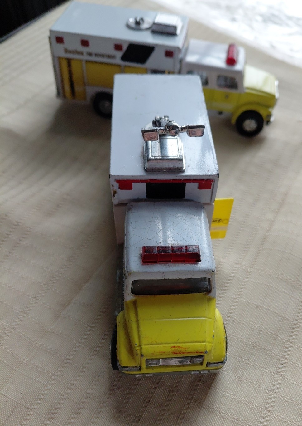 Road Champs International Boston Fire Department Rescue Truck pair 1:64