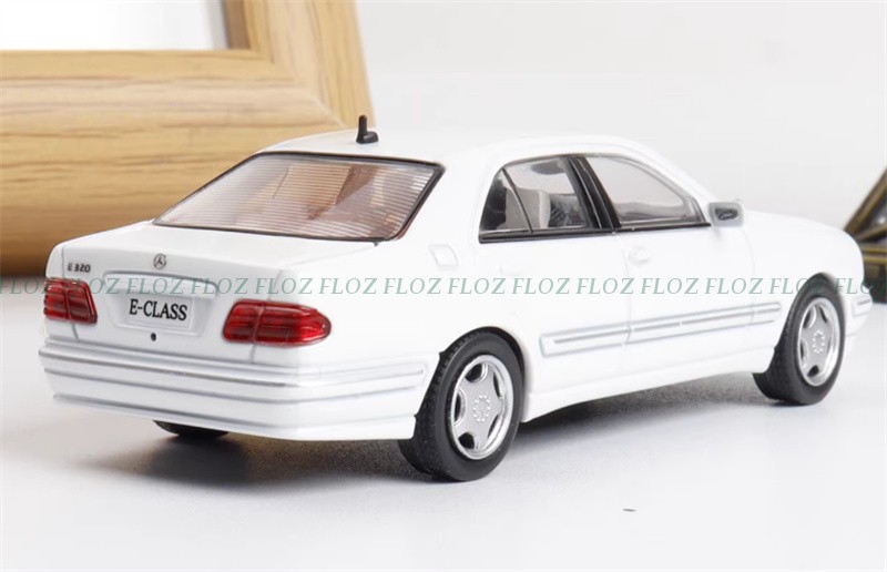 1:64 Max well Mercedes Benz E320 W210 6th Generation E-Class Pearlescent white