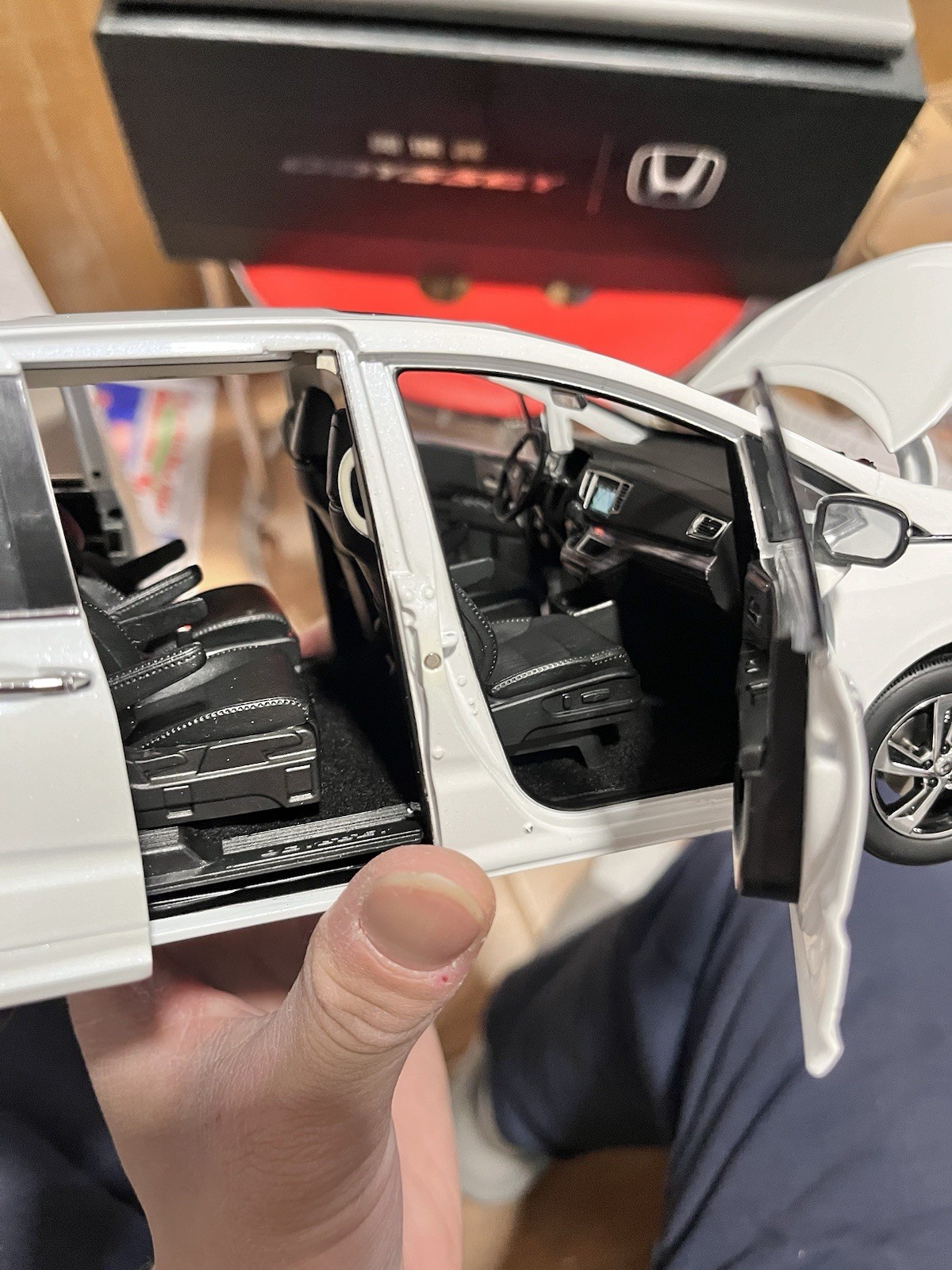 1:18 Scale 2015~2018 Honda Odyssey White Diamond Pearl Diecast Model With Base
