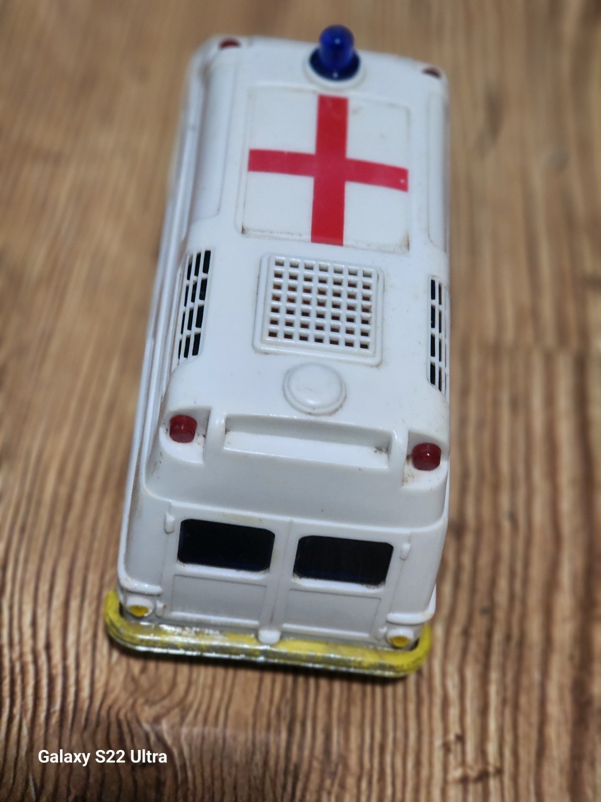Universal Associated 1976 White Rescue Ambulance Van Red Cross Light