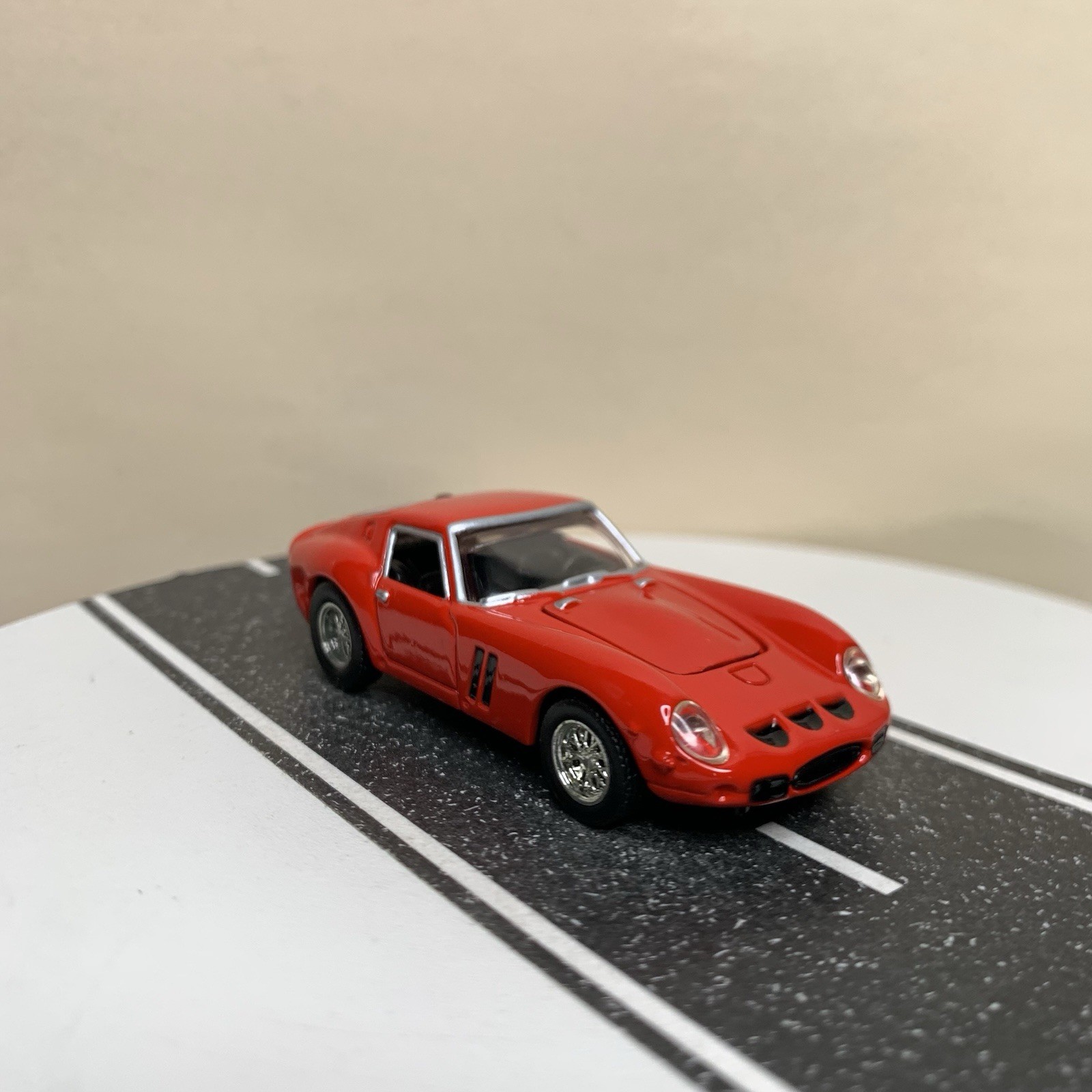 2005 Hot Wheels 100% Oil Can Showcase Series 1962 Ferrari 250 GTO Red 1:64 NM