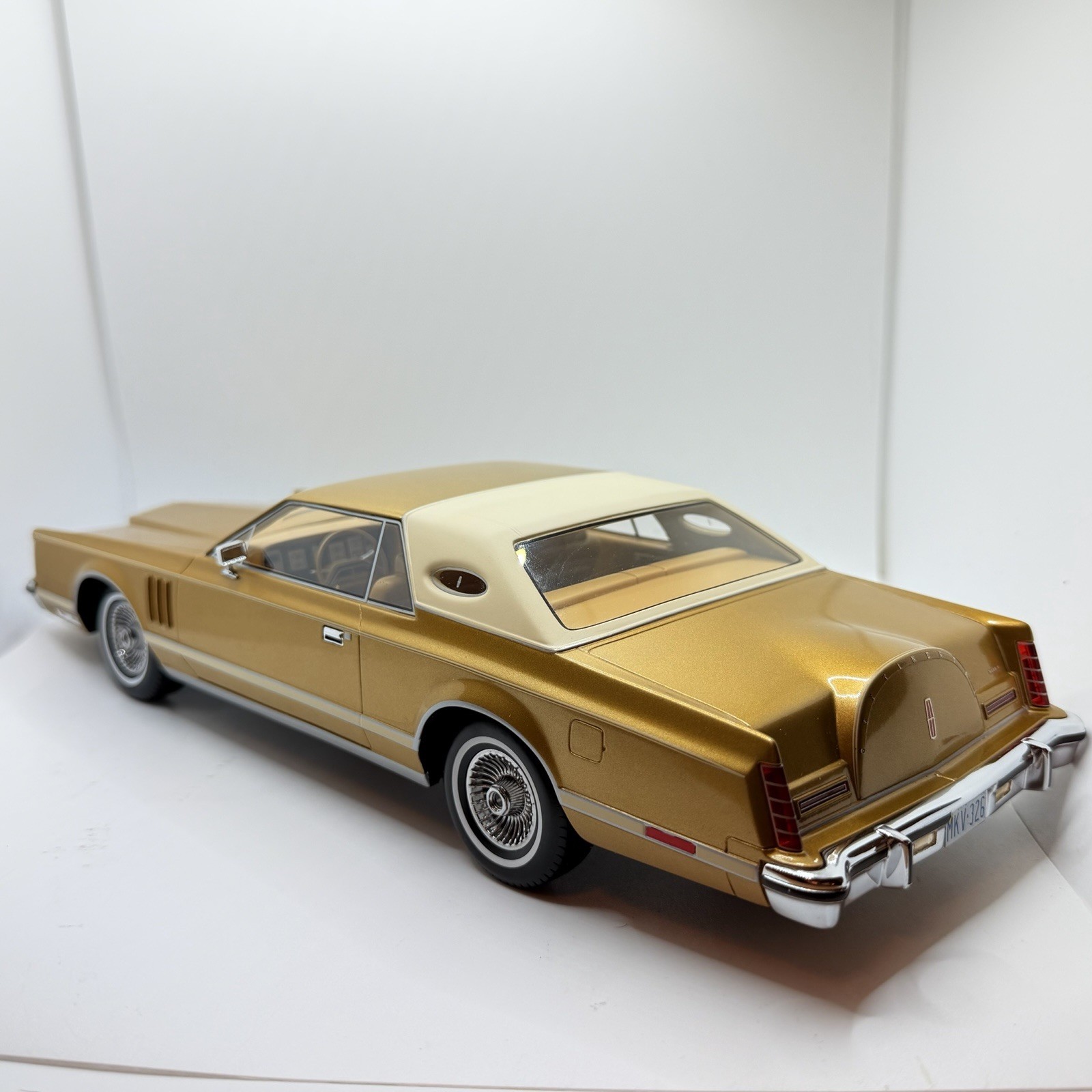 1977 LINCOLN CONTINENTAL MARK V GOLD SEALED MODEL 1:18 by MCG MODEL CAR GROUP
