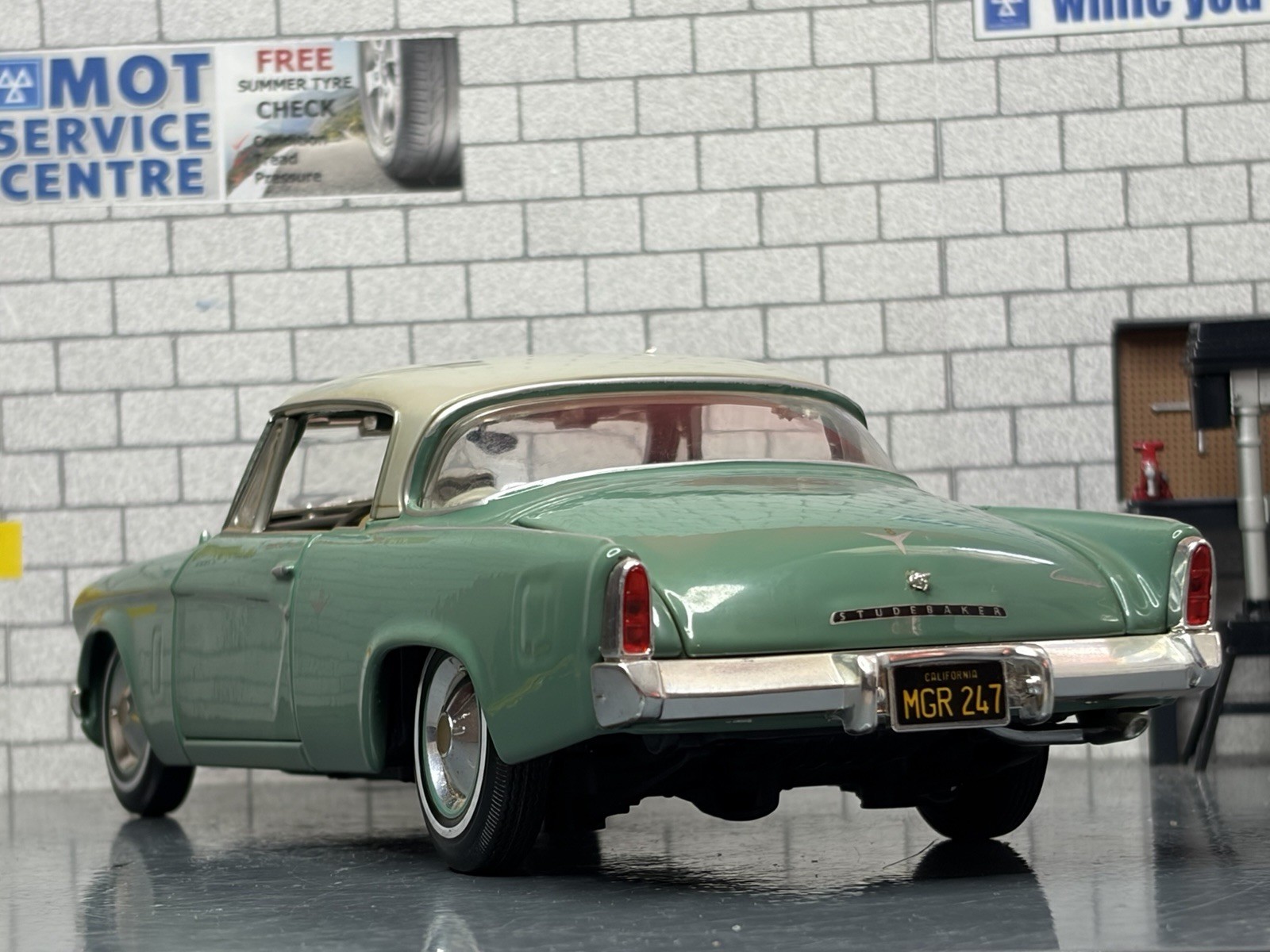 1:18 *RARE* MAISTO 1953 STUDEBAKER STARLINER (Green) LHD MODEL CAR!