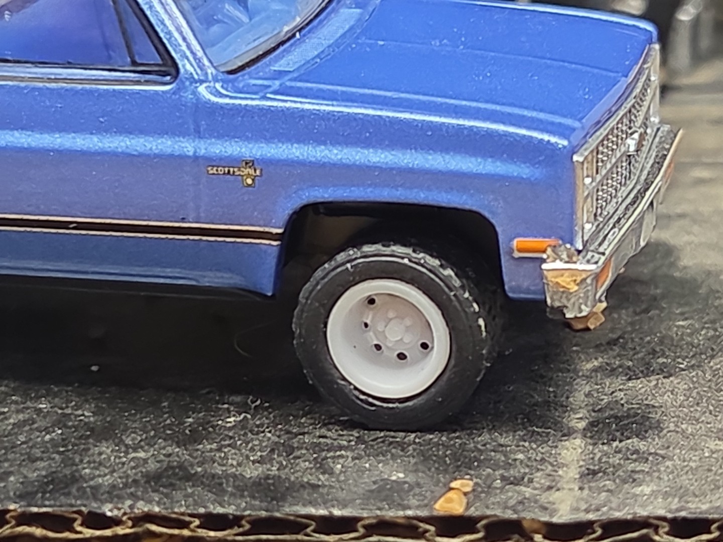CUSTOM BUILT LIFTED 1:64 CHEVEROLET 1986 HIGH SIERA SQUARE BODY CHEVY 4×4 mud