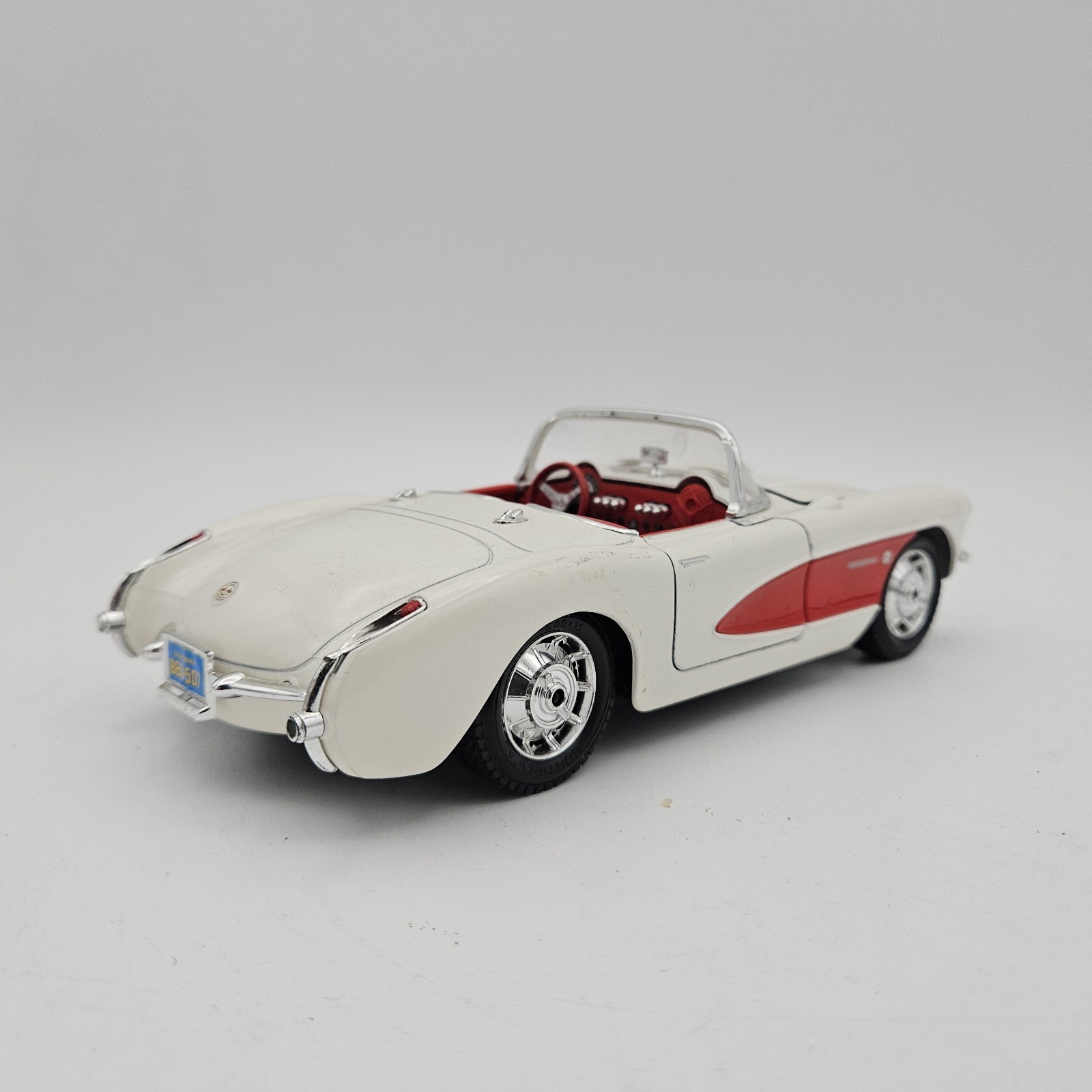 Burago 1:24 Diecast 1957 Chevrolet Corvette White & Red No Box