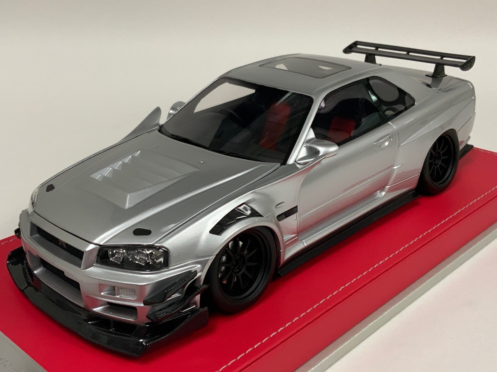 1/18 IVY Nissan R34 customized with Full Engine Silver leather base 20 pieces