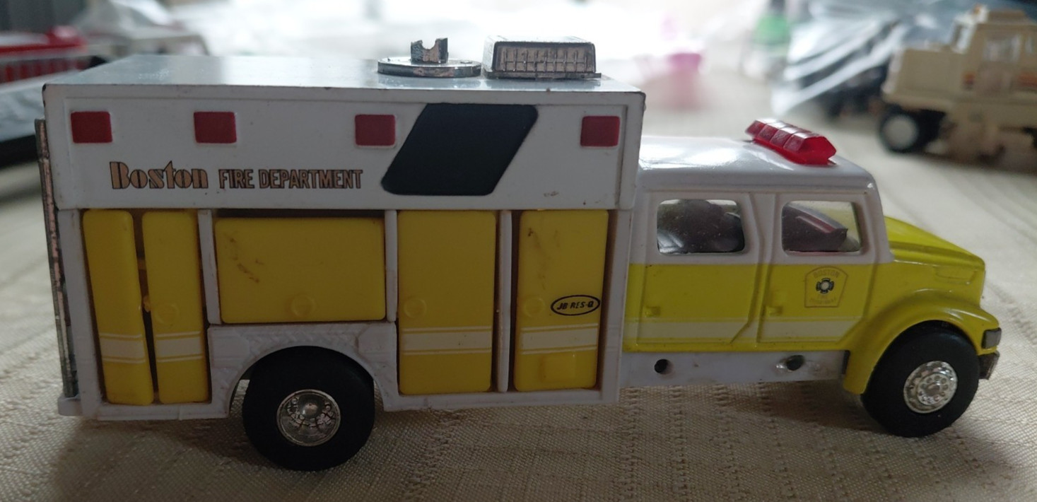 Road Champs International Boston Fire Department Rescue Truck pair 1:64
