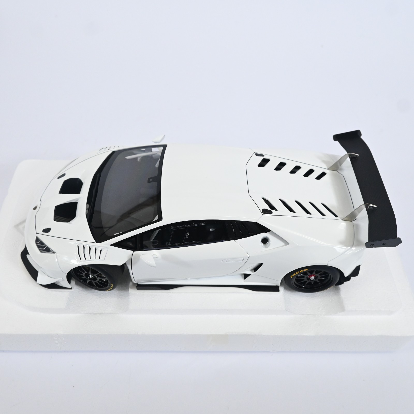 AUTOart 1/18 Lamborghini Huracan LP620-2 Super Trofeo White Diecast Model Car