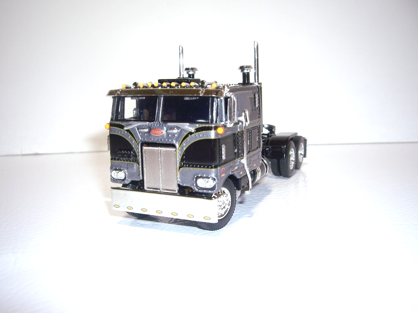 DCP FIRST GEAR 1/64 BLACK AND GRAY PETERBILT 352 COE WITH 110″ SLEEPER CAB