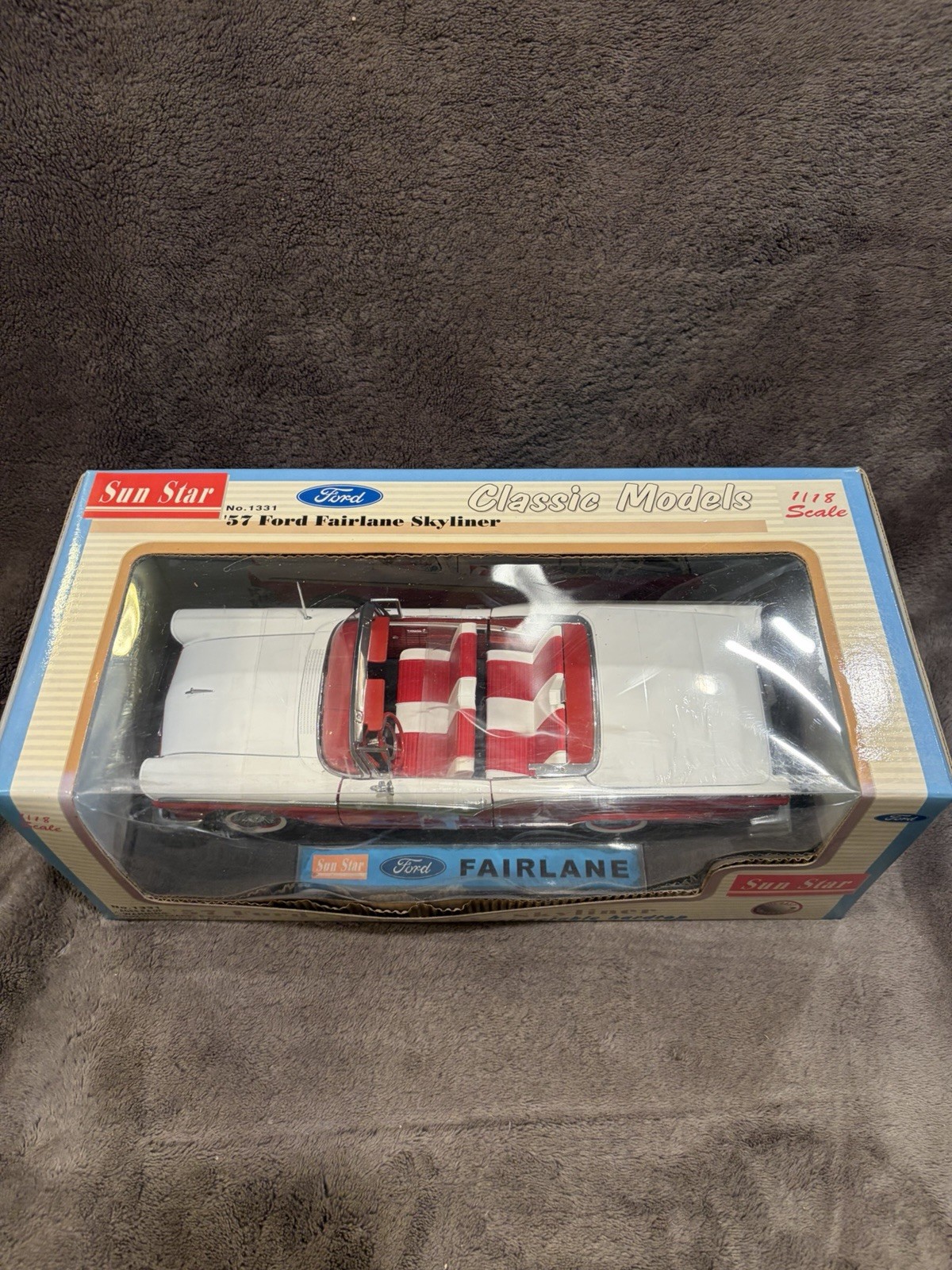 Sun Star 1957 Ford Fairlane Skyliner 1/18 Diecast Model Car – Red/White.