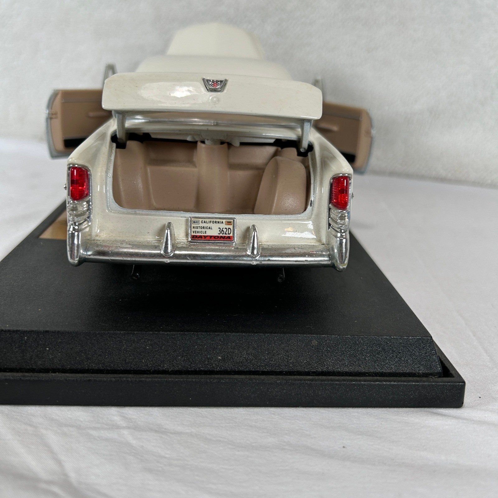 Maisto Chrysler 300B 1956 Cream 1:18 Scale Diecast Model Car with Display Stand