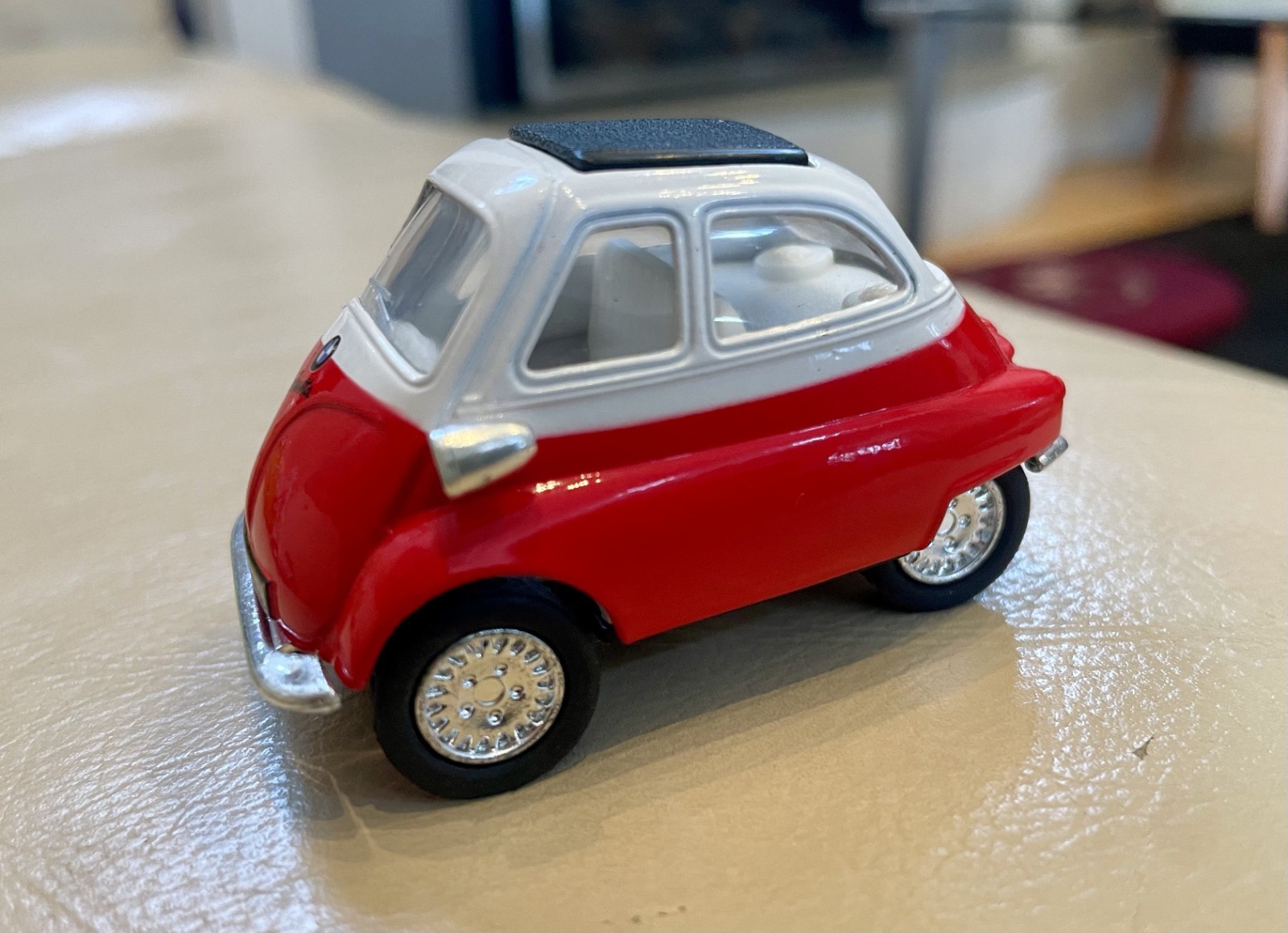 Kintoy Red & White Diecast BMW Isetta *BRAND NEW*