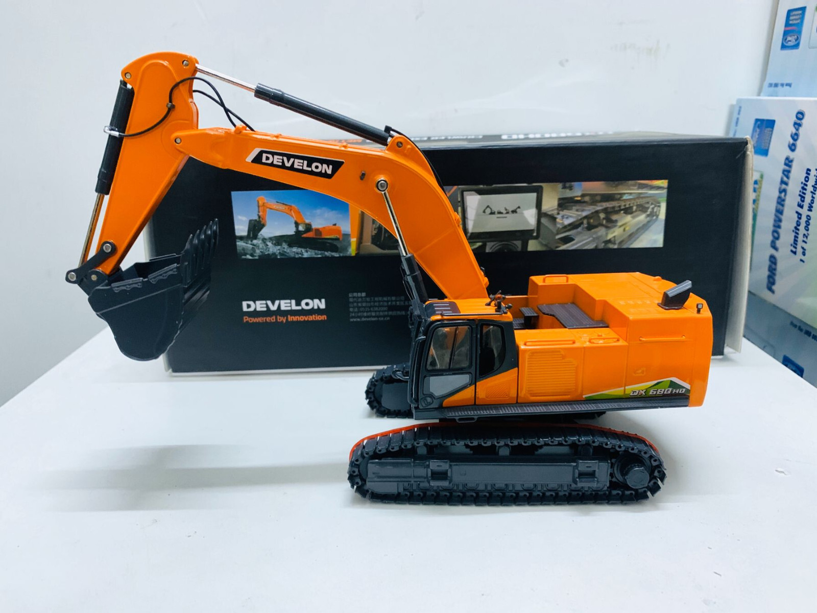 Develon DX680HD Crawler Excavator Metal Machines 1:50 Scale Die-Cast Model New