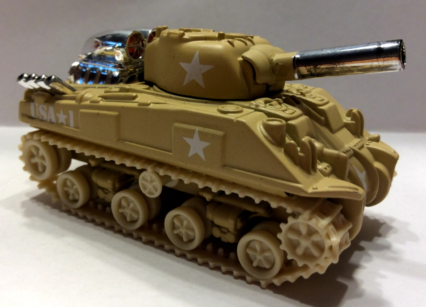 Muscle Machines Military Vehicles Sherman Tank 1:64 Scale —
