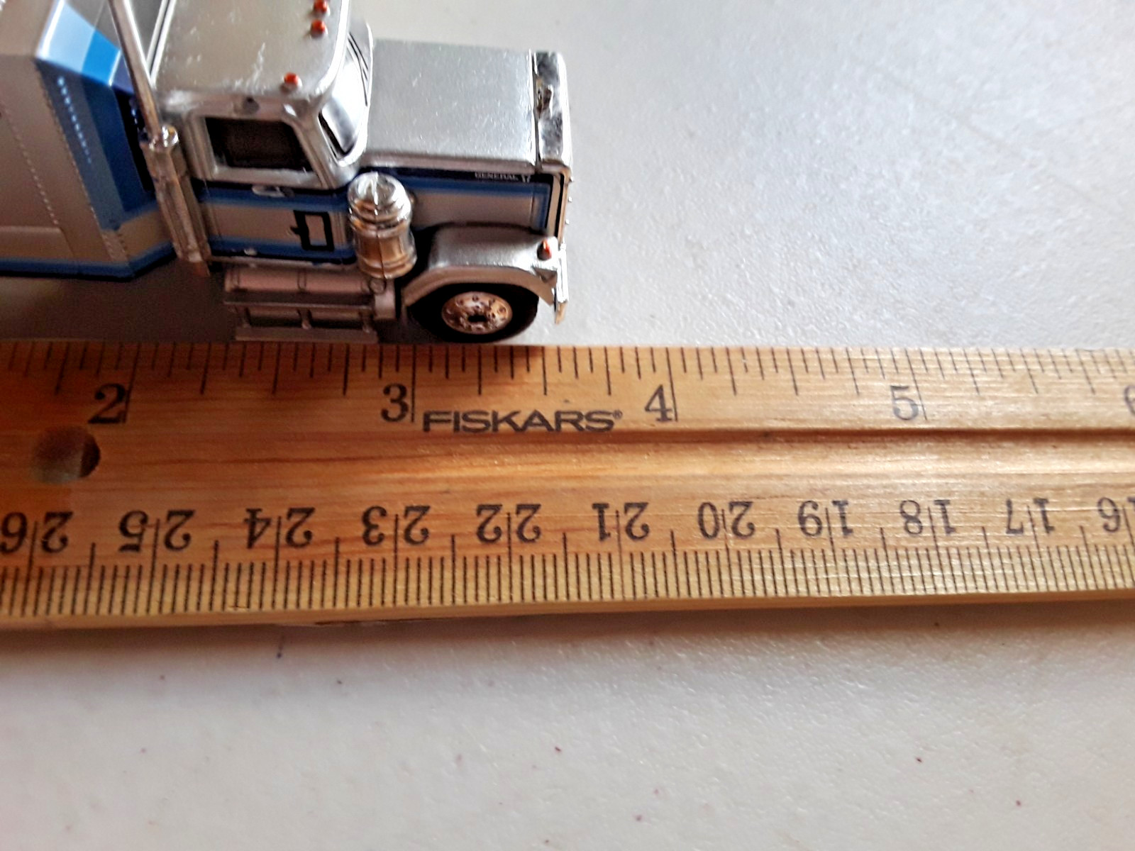 Brekina HO-1:87 Scale GMC GENERAL Tractor w/Sleeper (CC-201