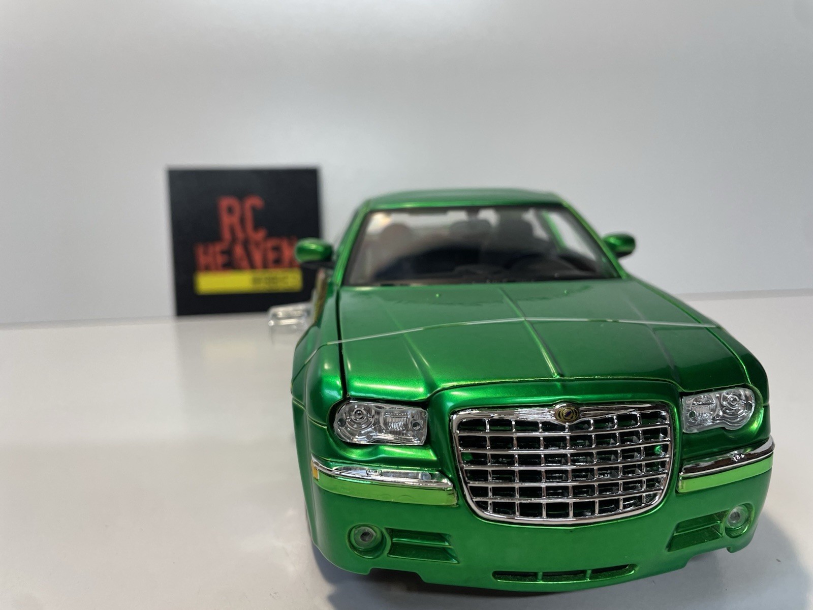 Maisto 2005 Chrysler Hemi 300c 1:18 Scale Diecast Model Car.