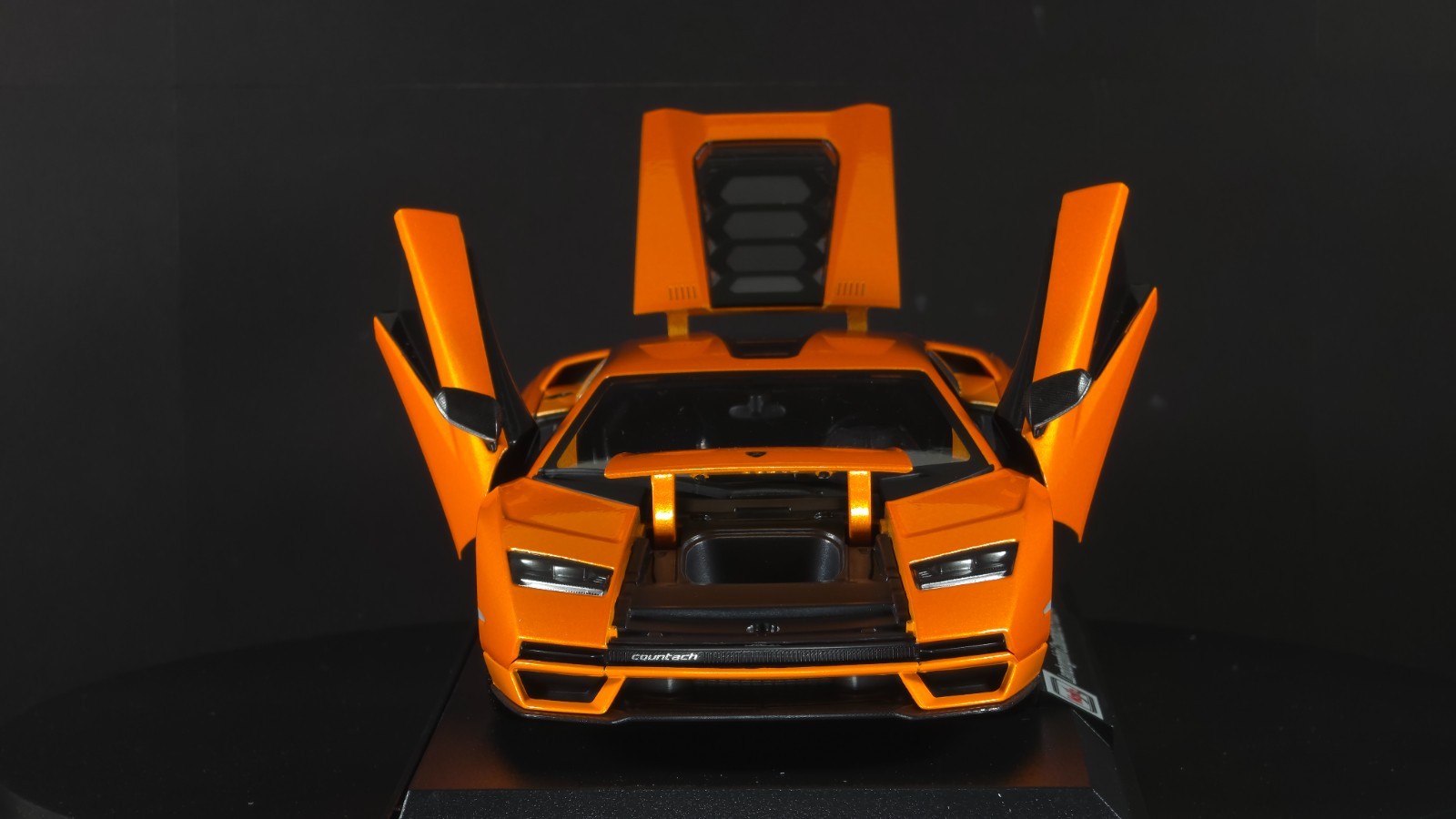 Lamborghini Countach LPI 800-4 1:18 Maisto Exclusive Style Special Edition
