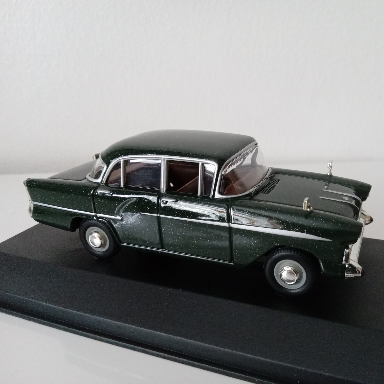 Vanguards VA03809 Vauxhall Victor F Series Metallichrome Laurel Green 1/43 Scale