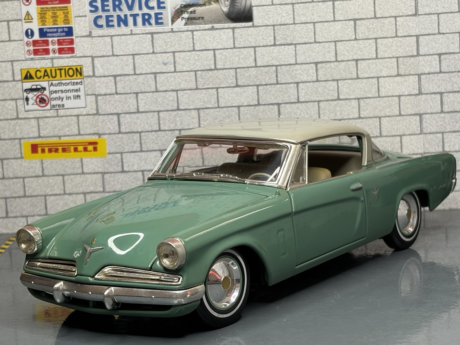 1:18 *RARE* MAISTO 1953 STUDEBAKER STARLINER (Green) LHD MODEL CAR!