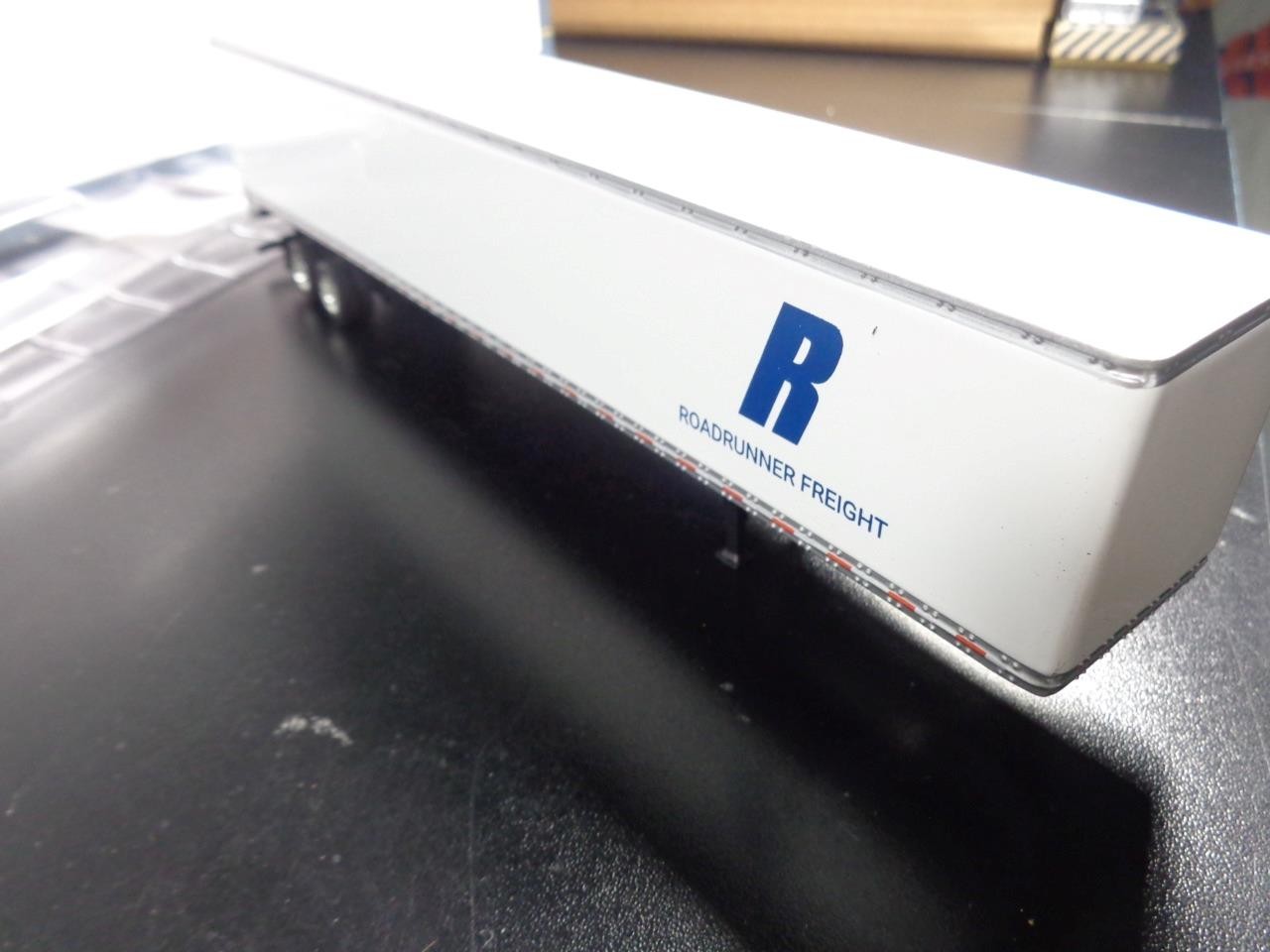 Reduce SPECCAST 34611 ROADRUNNER FREIGHT INTERNATIONAL 8600 TRUCK & TRAILER 1/64