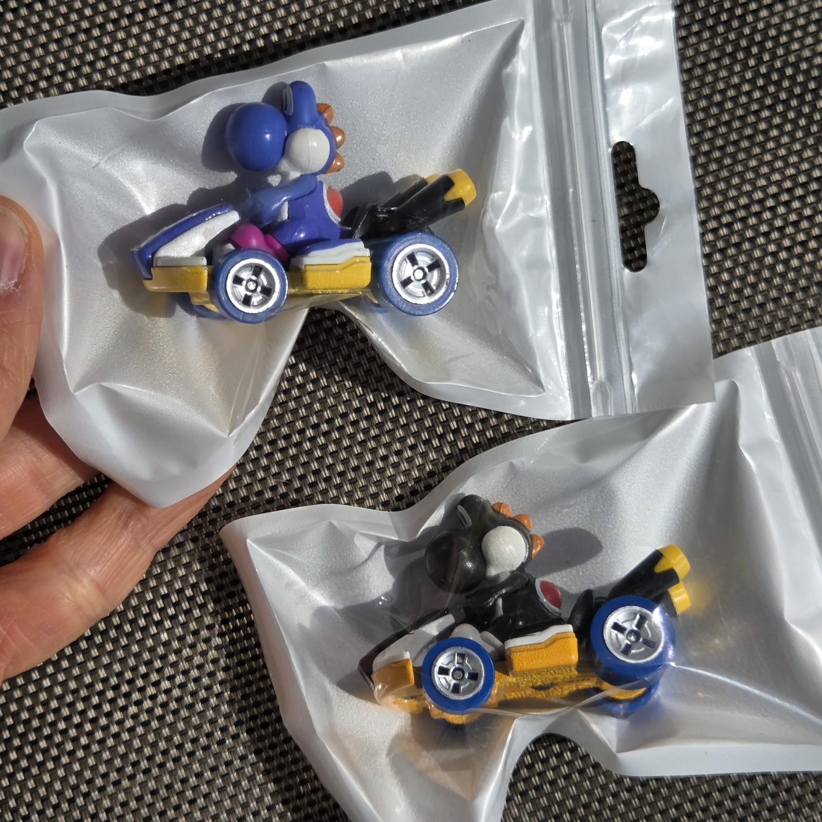 2018 Yoshi Mattel Hot Wheels Die-Cast Standard Kart (Black & Blue? / Purple?)